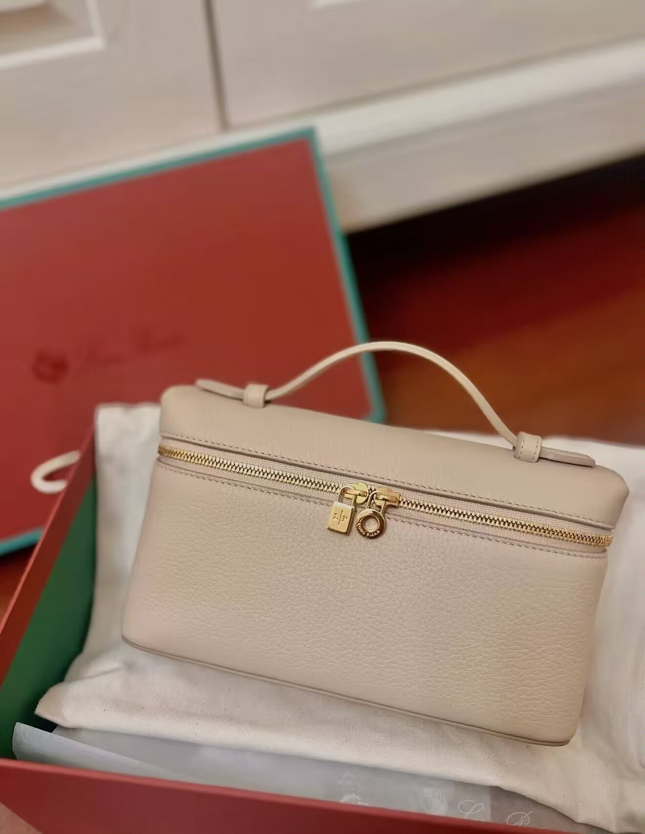Loro Piana Extra Pocket L19 奶油蜂蜜金扣飯盒袋手袋