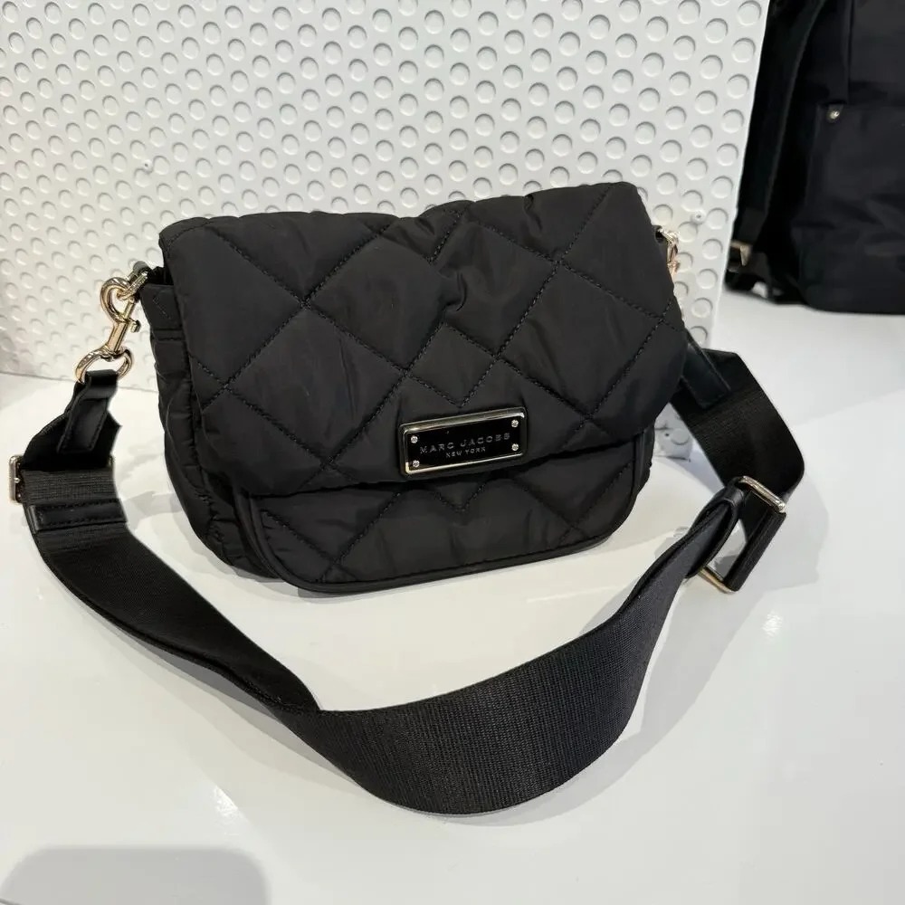 【直播】Marc Jacobs LX1022230 磁石貼斜孭袋 (黑色)
