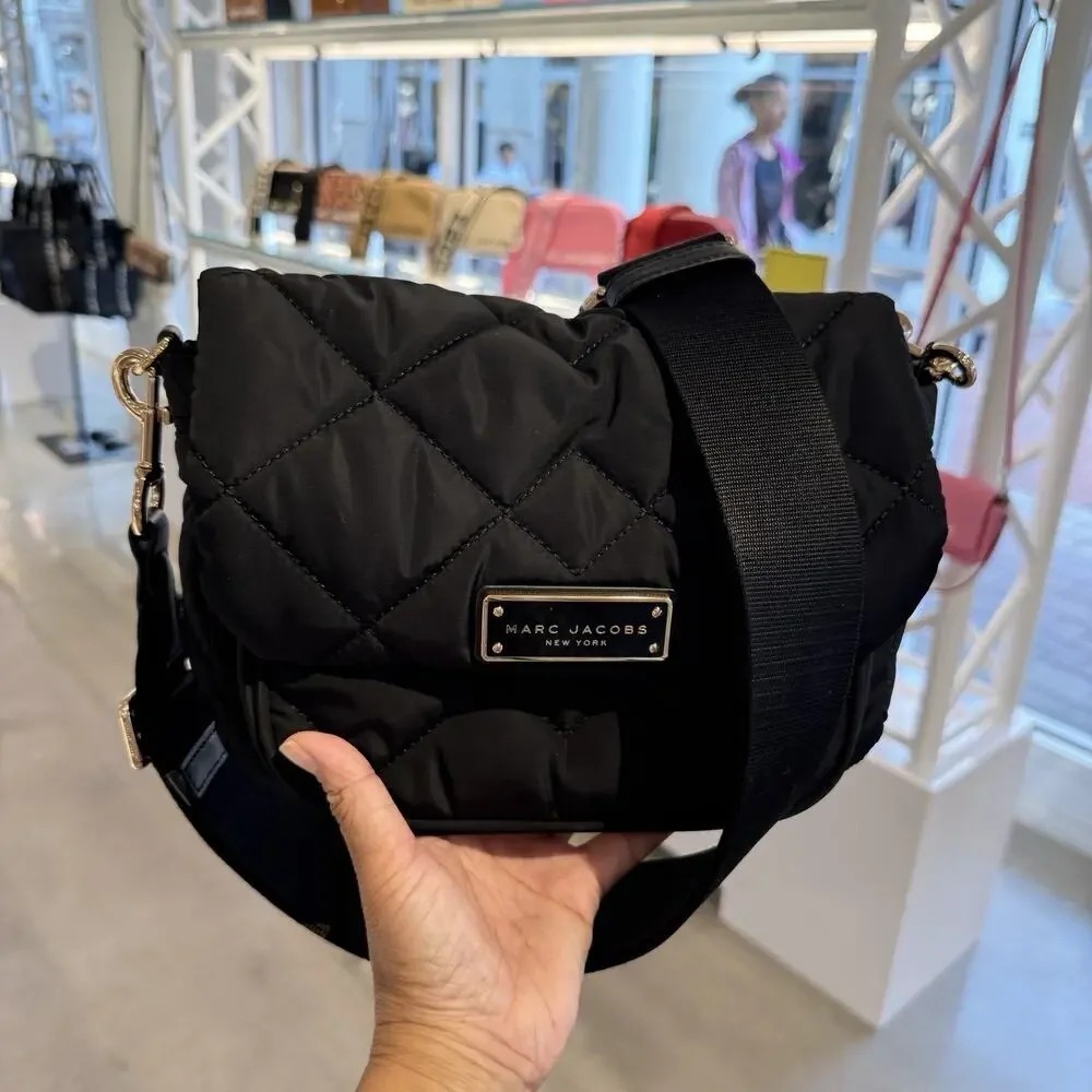【直播】Marc Jacobs LX1022230 磁石貼斜孭袋 (黑色)