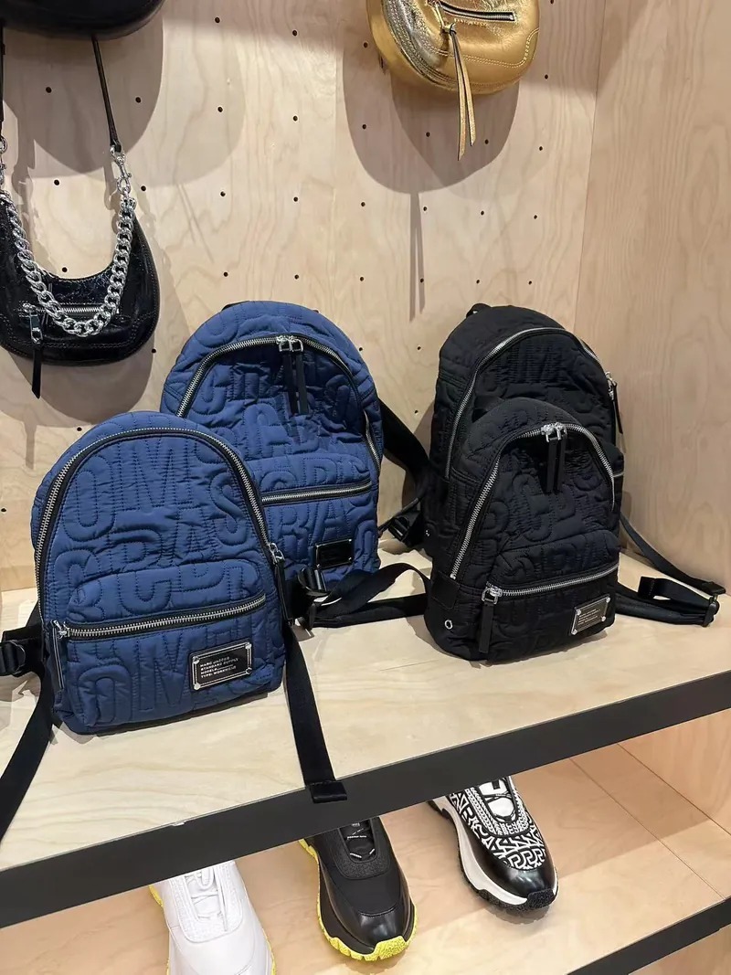 【直播】Marc Jacobs  LX1022285 刺繡LOGO小背包 (黑色)