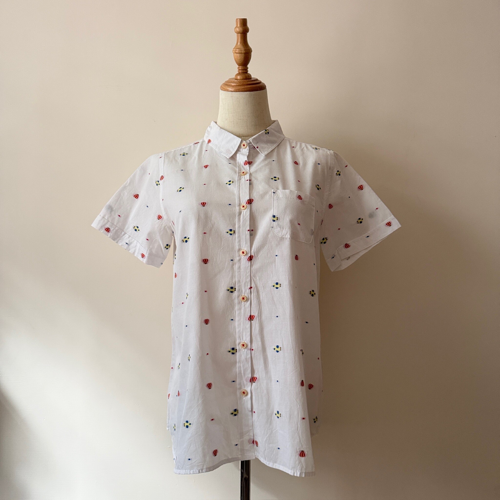 白色綿質可愛刺繡上衣
