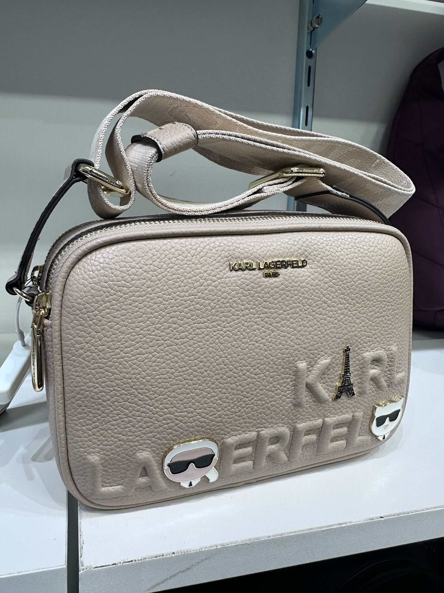 WX70 KL 杏色雙拉鍊相機袋 老佛爺貓貓巴黎鐵塔 圖案 Maybelle Logo Crossbody