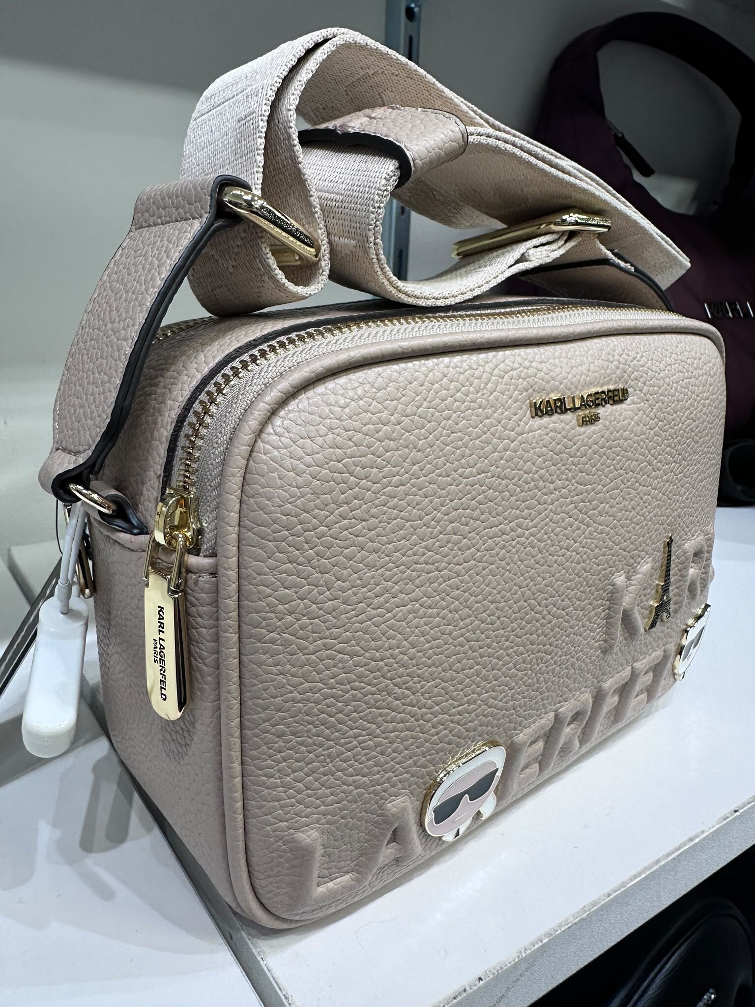 WX70 KL 杏色雙拉鍊相機袋 老佛爺貓貓巴黎鐵塔 圖案 Maybelle Logo Crossbody