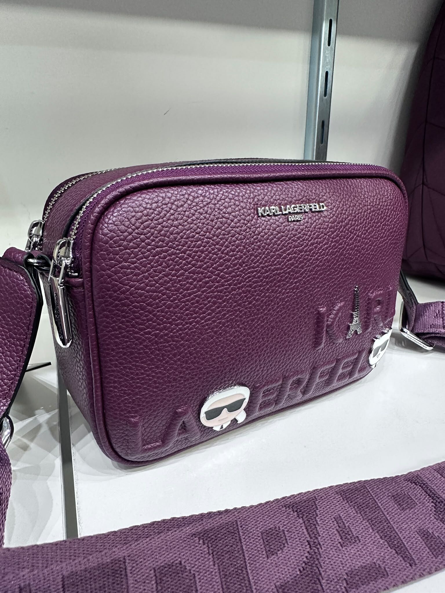 WX72 KL 酒紅色雙拉鍊相機袋 老佛爺貓貓巴黎鐵塔 圖案 Maybelle Logo Crossbody