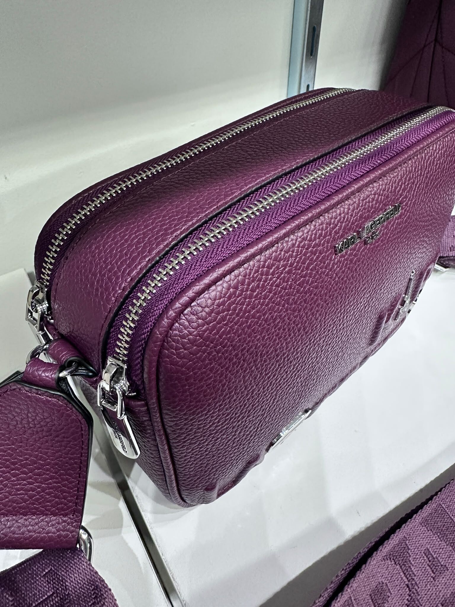 WX72 KL 酒紅色雙拉鍊相機袋 老佛爺貓貓巴黎鐵塔 圖案 Maybelle Logo Crossbody