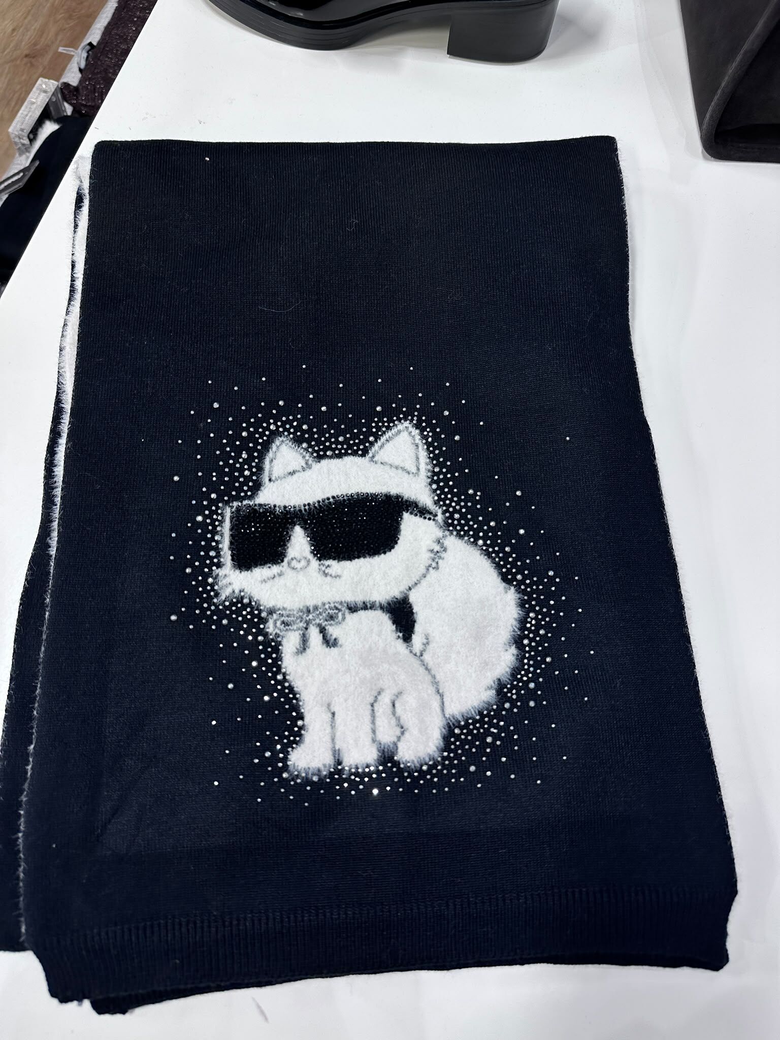 WX11 KL 黑白色貓貓頸巾  Cozy Choupette Blanket Scarf