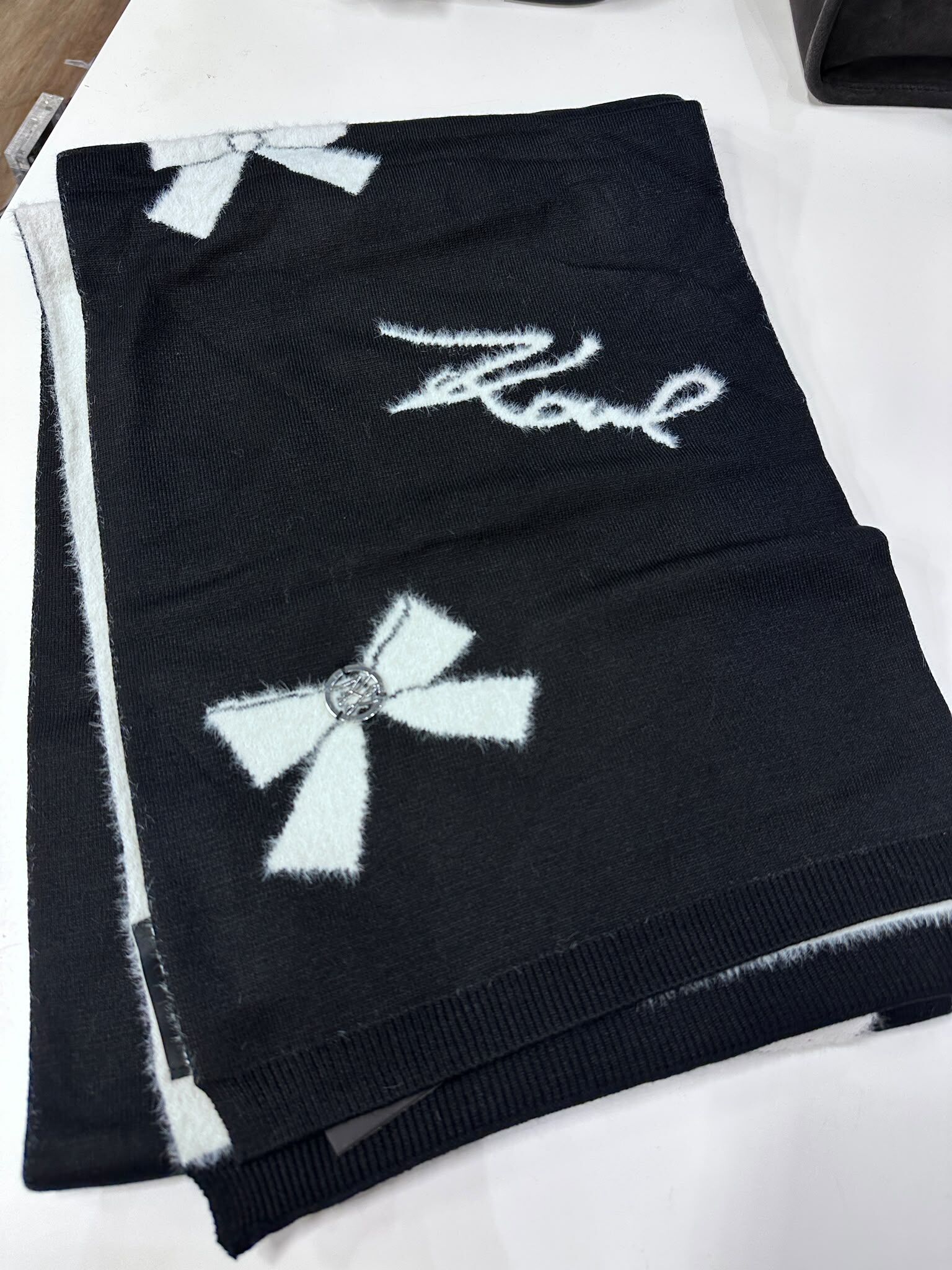 WX12 KL 白色蝴蝶結 黑色頸巾 Fuzzy Bows Scarf