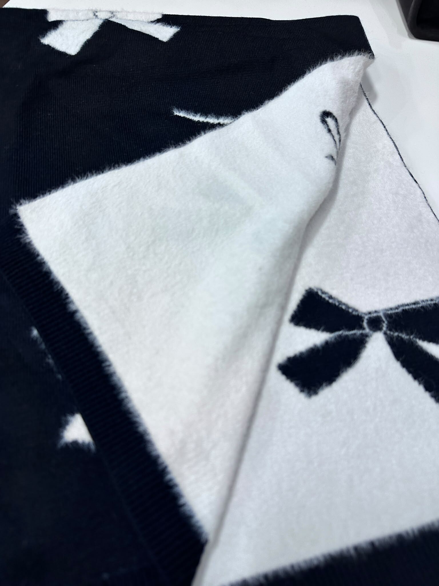 WX12 KL 白色蝴蝶結 黑色頸巾 Fuzzy Bows Scarf
