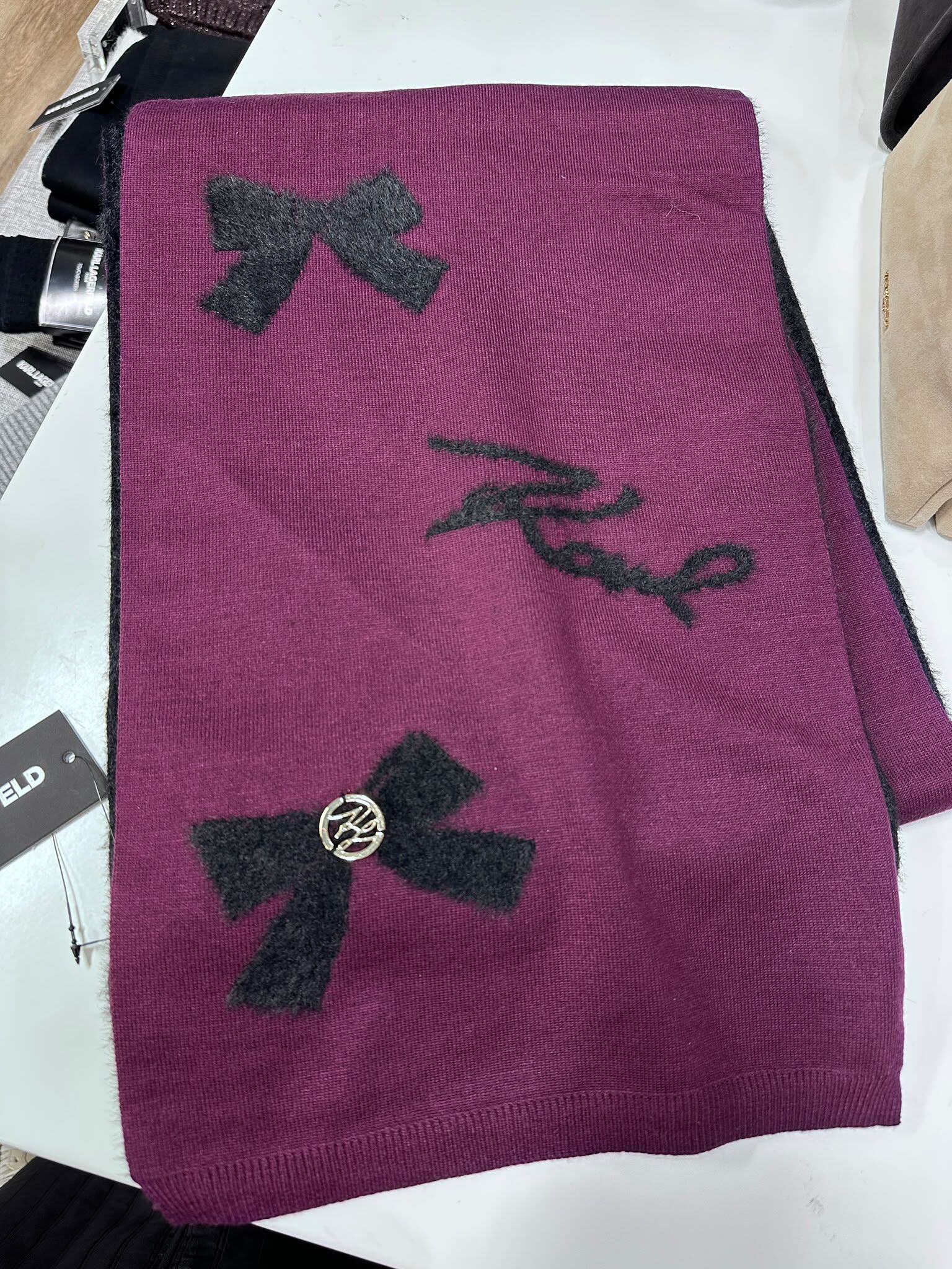 WX13 KL 黑色蝴蝶結 酒紅色頸巾 Fuzzy Bows Scarf