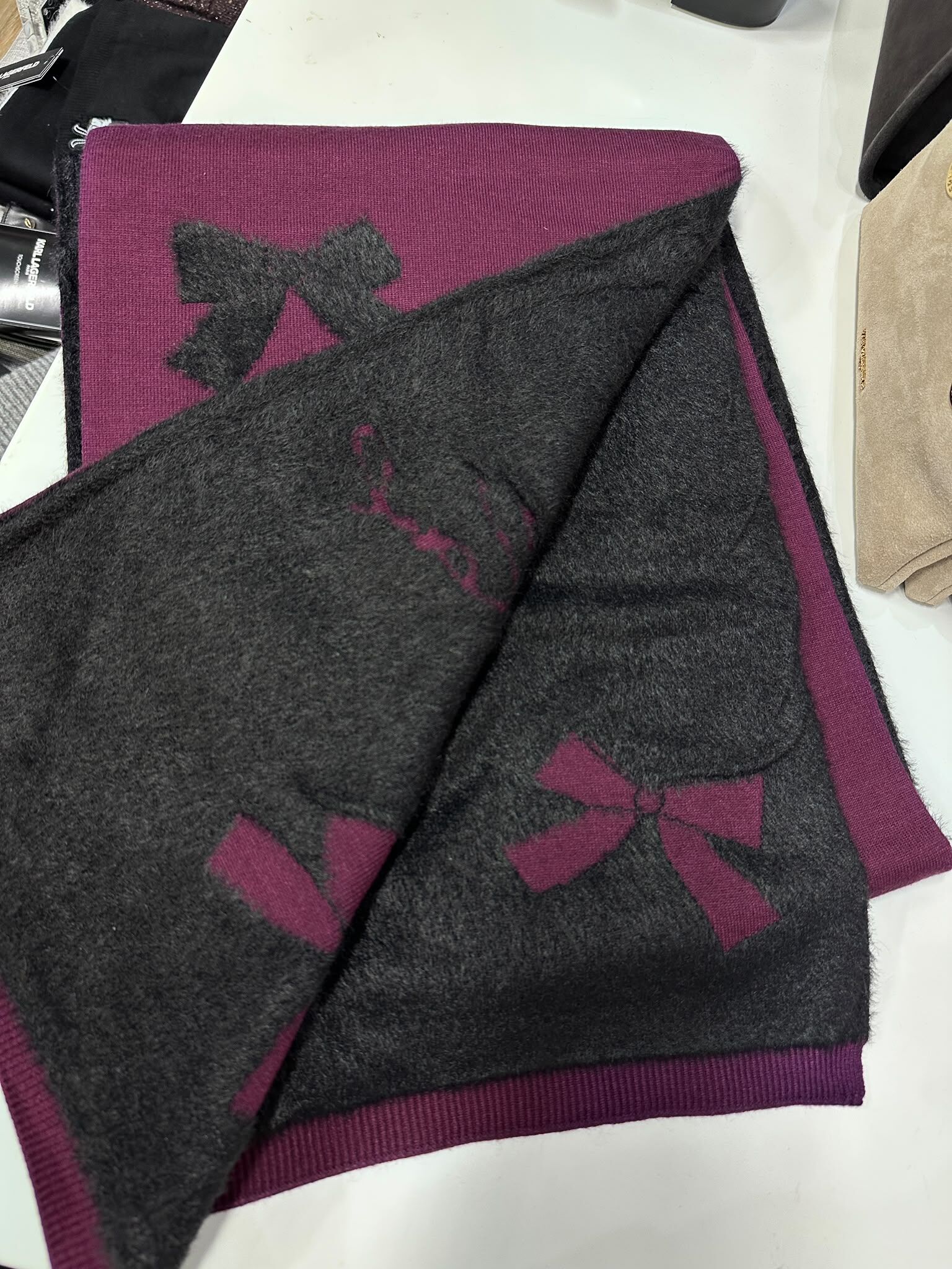 WX13 KL 黑色蝴蝶結 酒紅色頸巾 Fuzzy Bows Scarf
