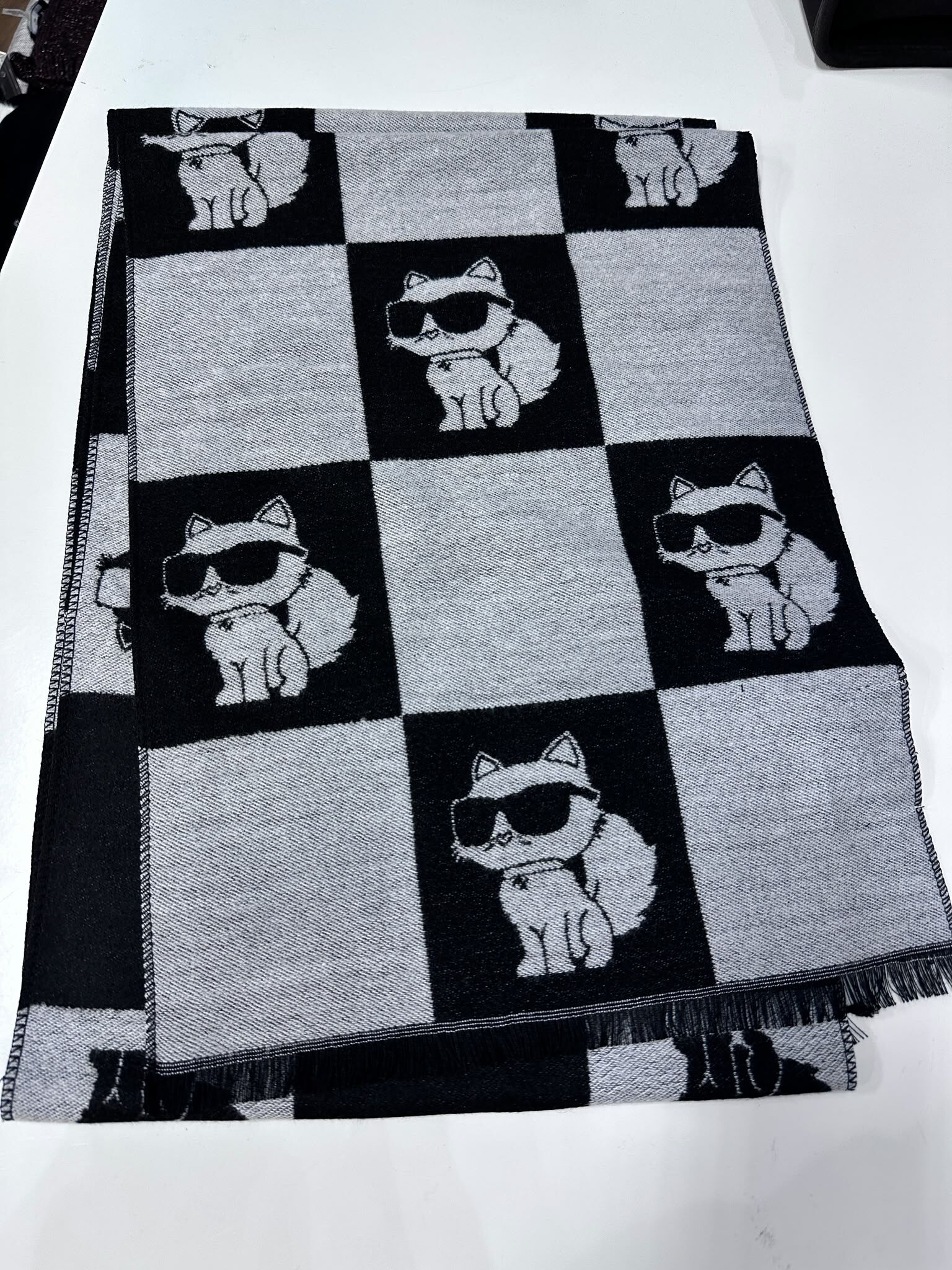 WX14 KL 貓貓圖案黑白棋盤格頸巾  Choupette Scarf