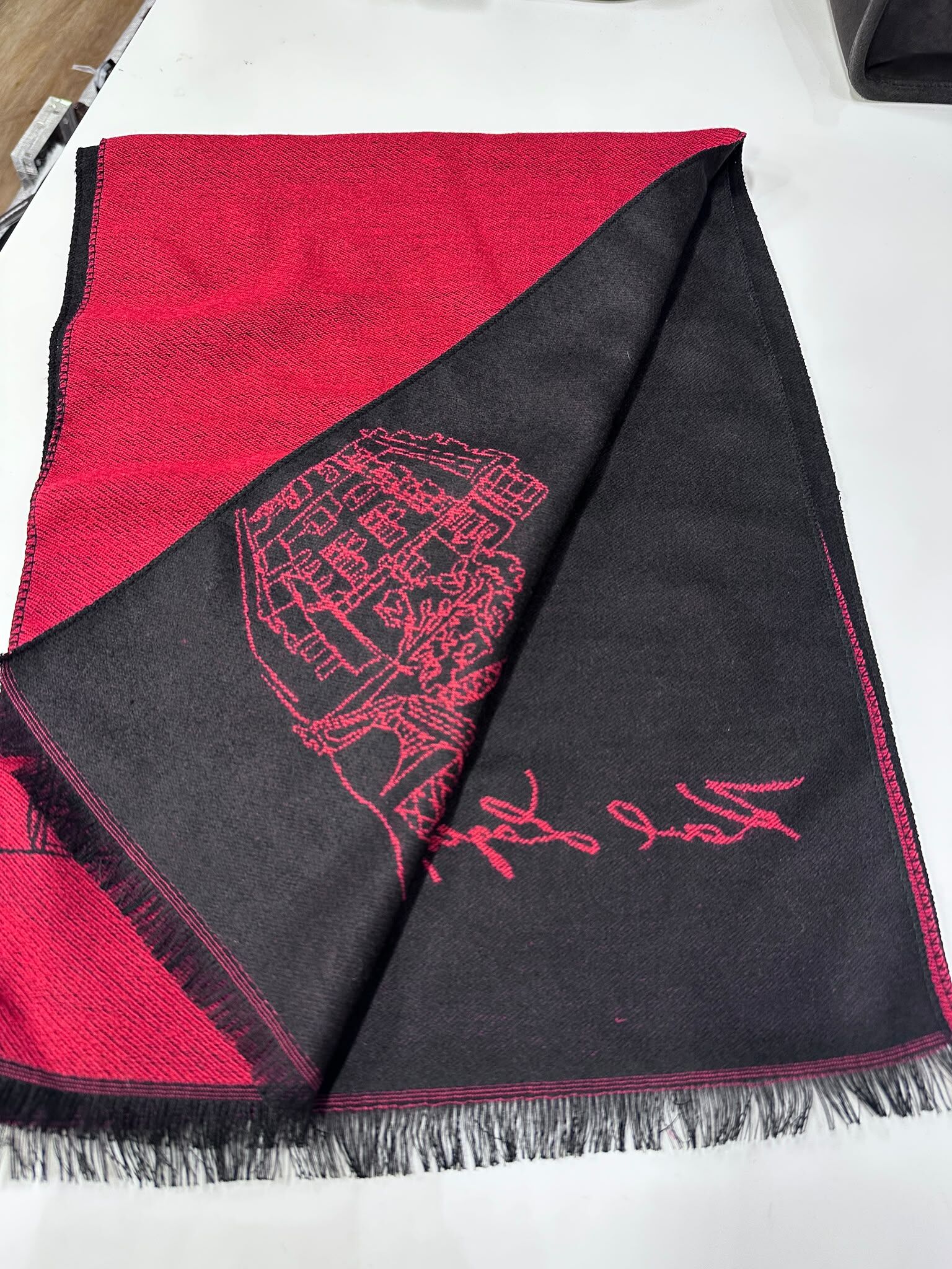 WX15 KL 巴黎街景圖案 紅黑色頸巾 Scarf