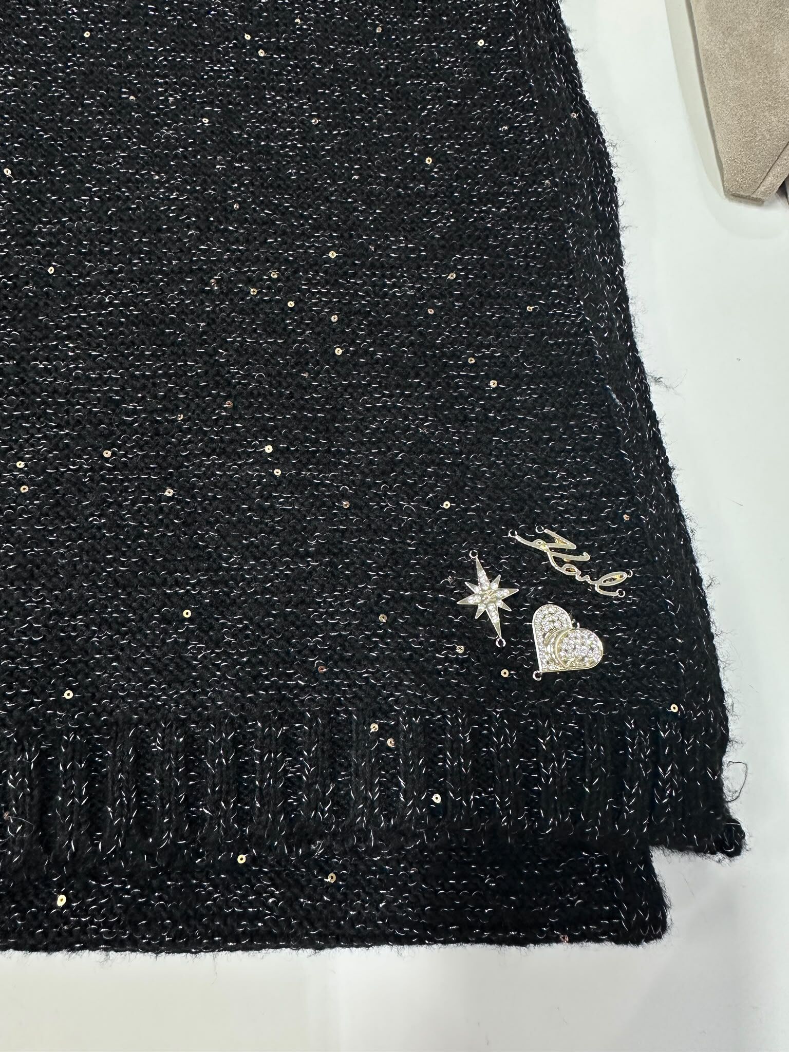 WX17 KL 黑色閃閃粗針織頸巾 Yarn Scarf