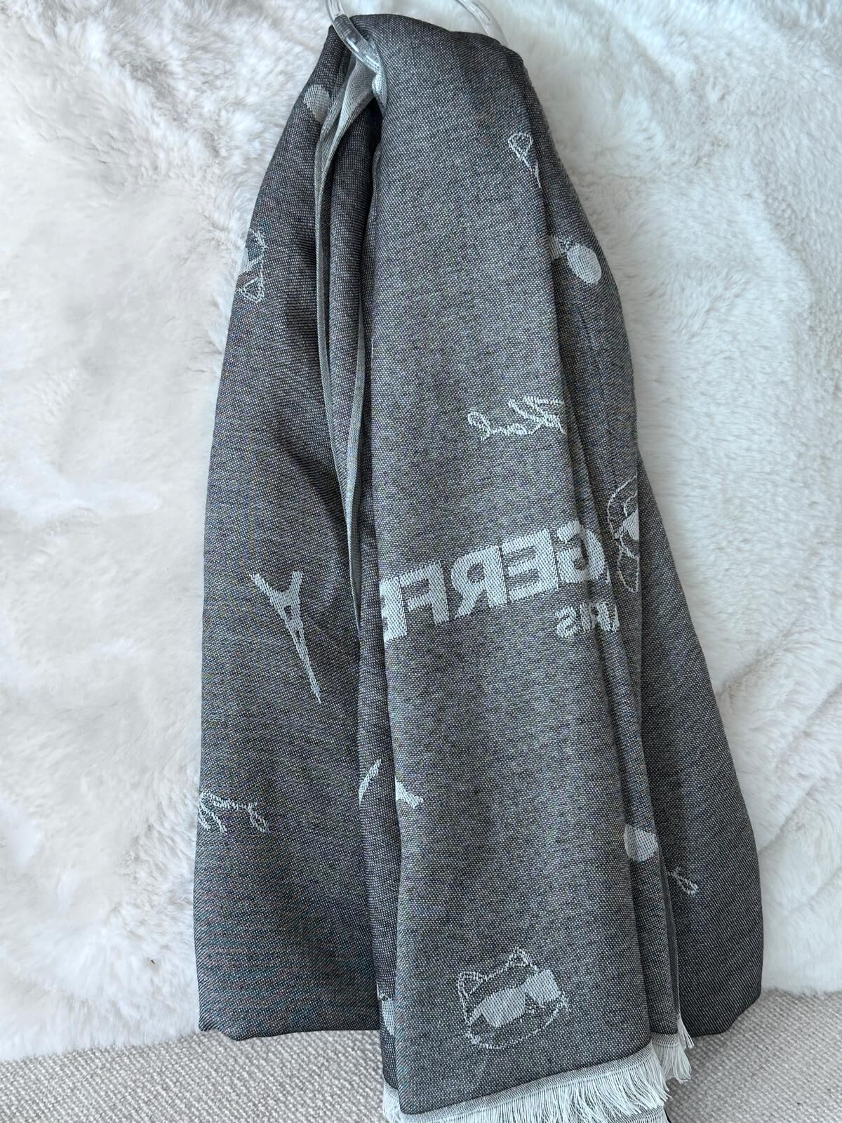 WX19 KL 灰黑拼灰白色老佛爺貓貓絲巾 Karl Icon Pashmina
