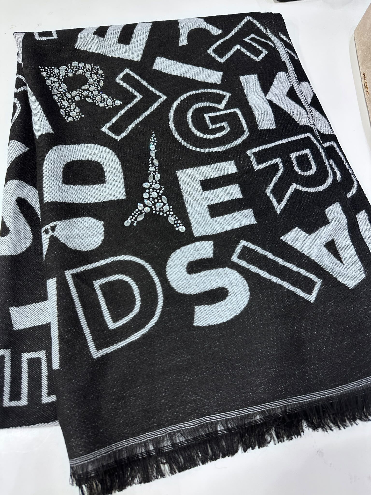 WX20 KL 黑白色logo配閃石字 黑色圍巾