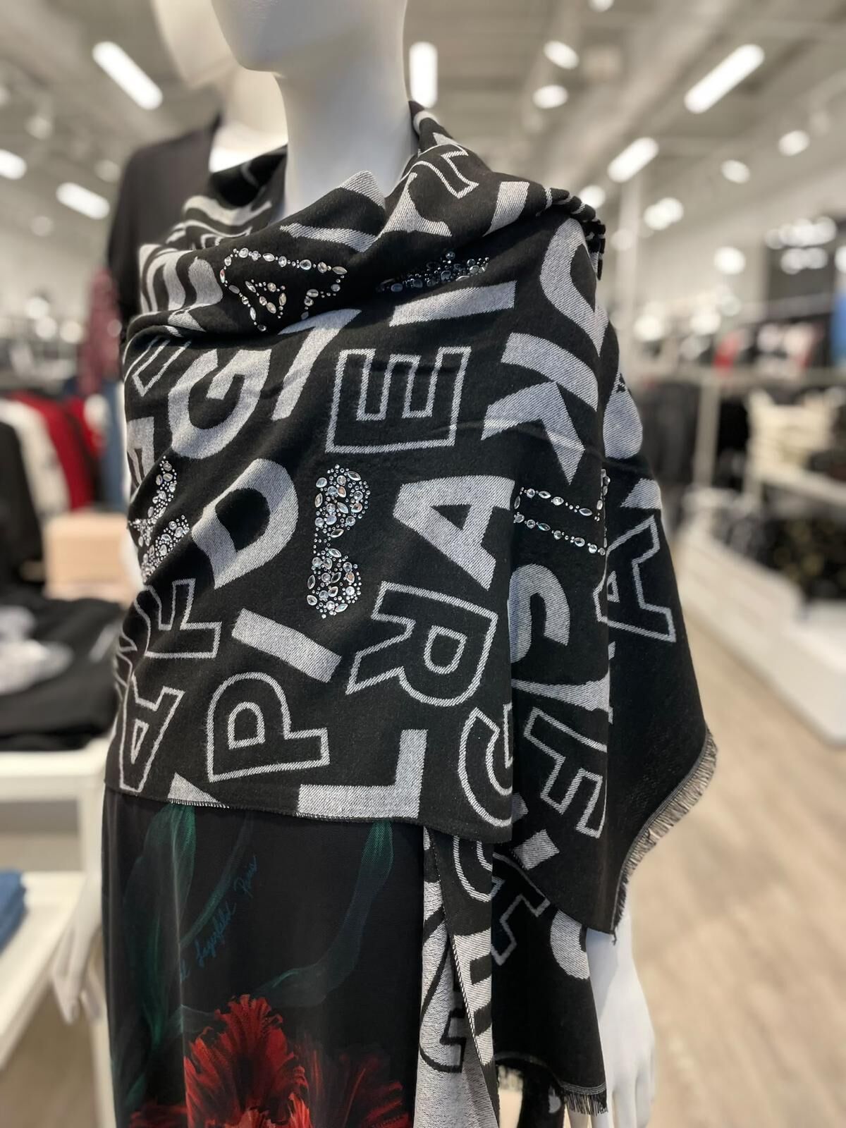 WX20 KL 黑白色logo配閃石字 黑色圍巾