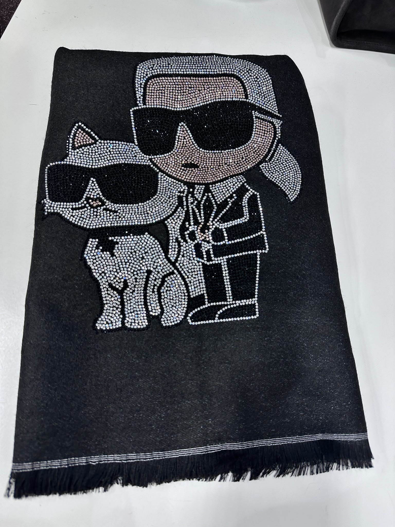 WX22 KL 閃閃老佛爺貓貓圖案黑色圍巾 Karl And Choupette Blanket Scarf