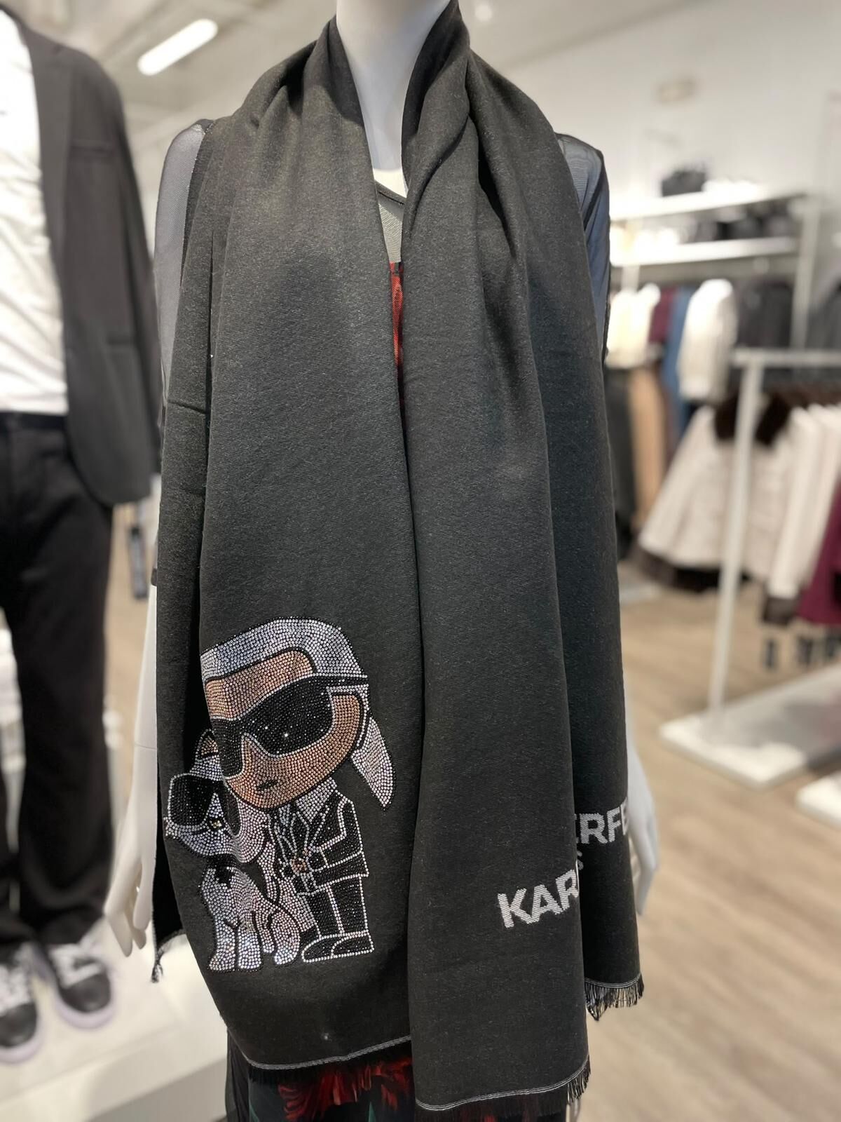 WX22 KL 閃閃老佛爺貓貓圖案黑色圍巾 Karl And Choupette Blanket Scarf