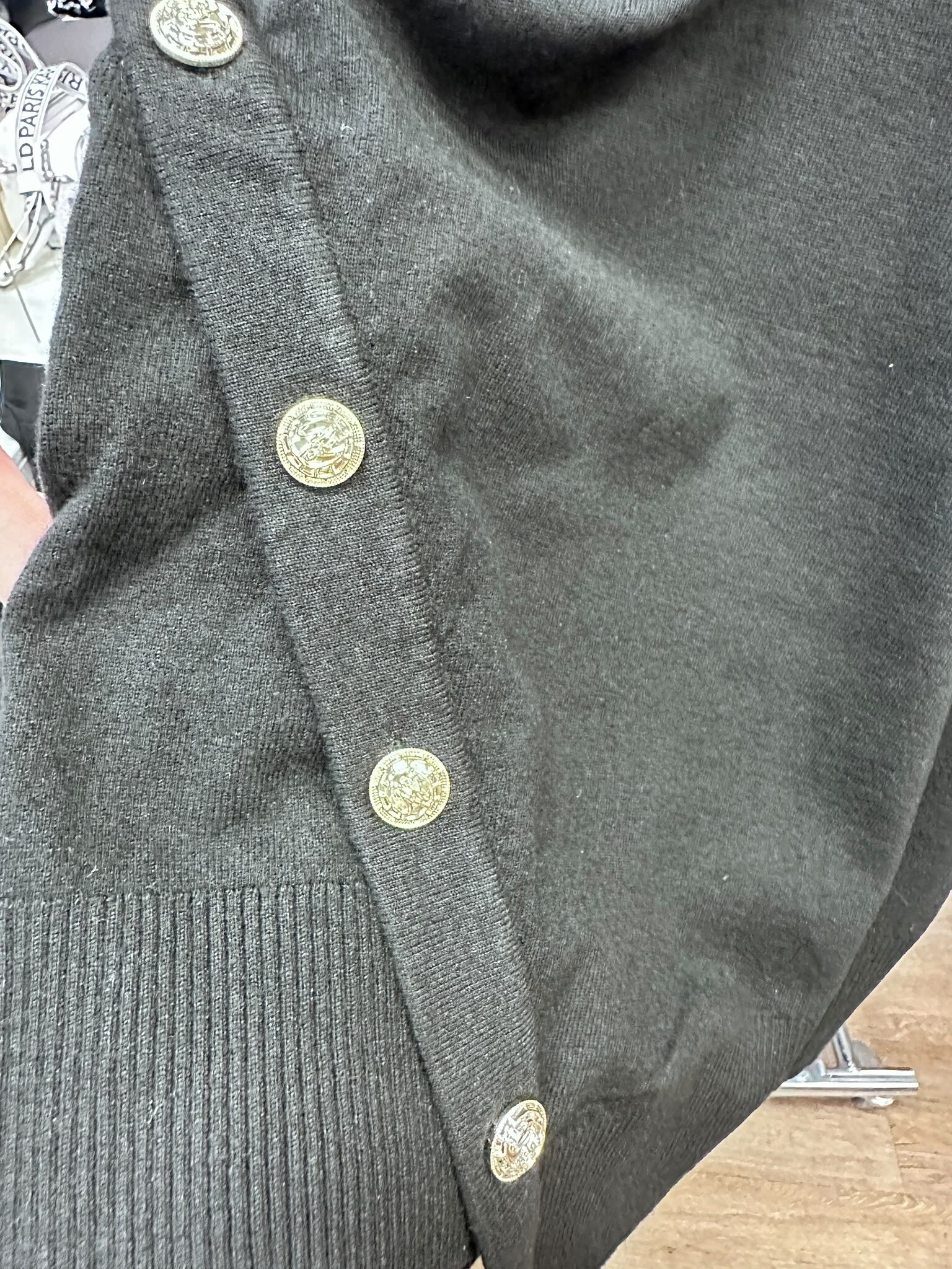 WX30 KL 黑色針織衫 不規則衫腳 Button Detail Sweater