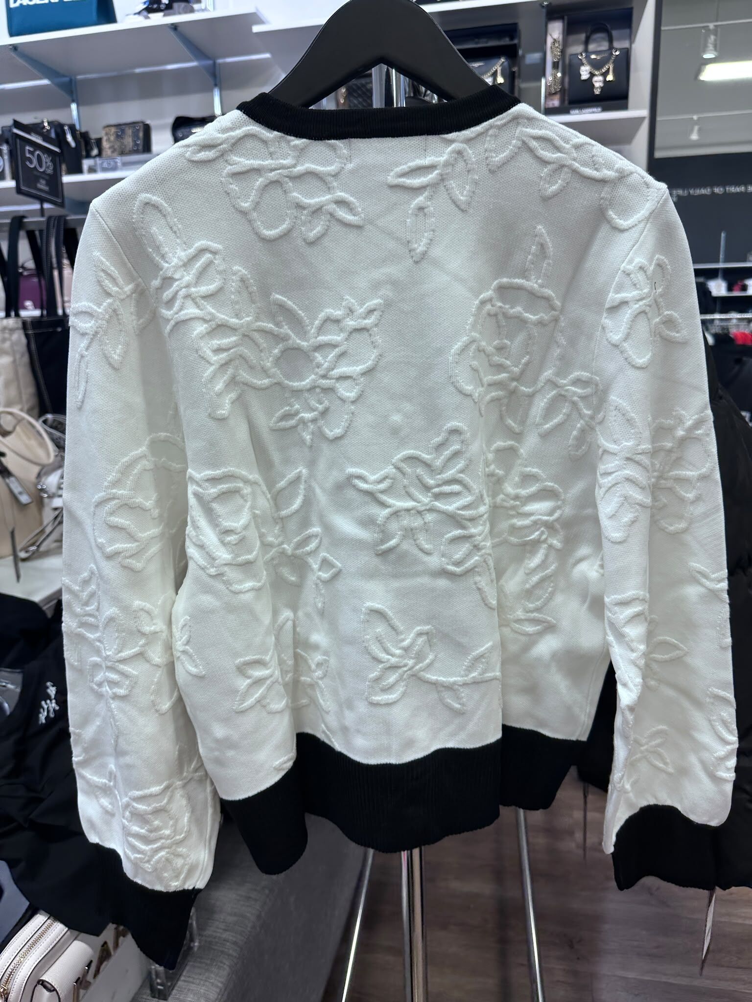 WX46 KL 白色扣鈕凸花花外套針織衫  Lady Cardigan