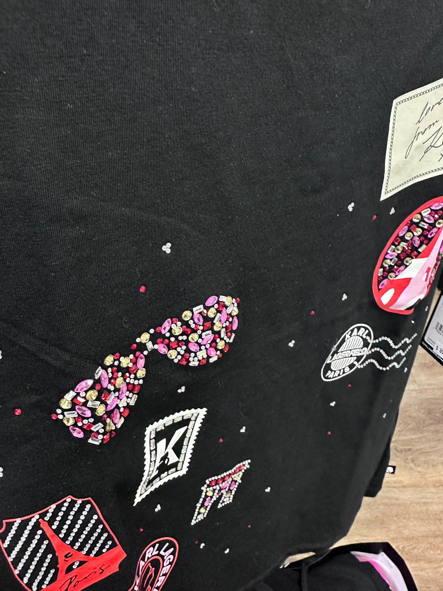 WX66 KL 紅色圖章圖案 黑色短袖衫 Crystal Floral Whimsy Graphic Tee