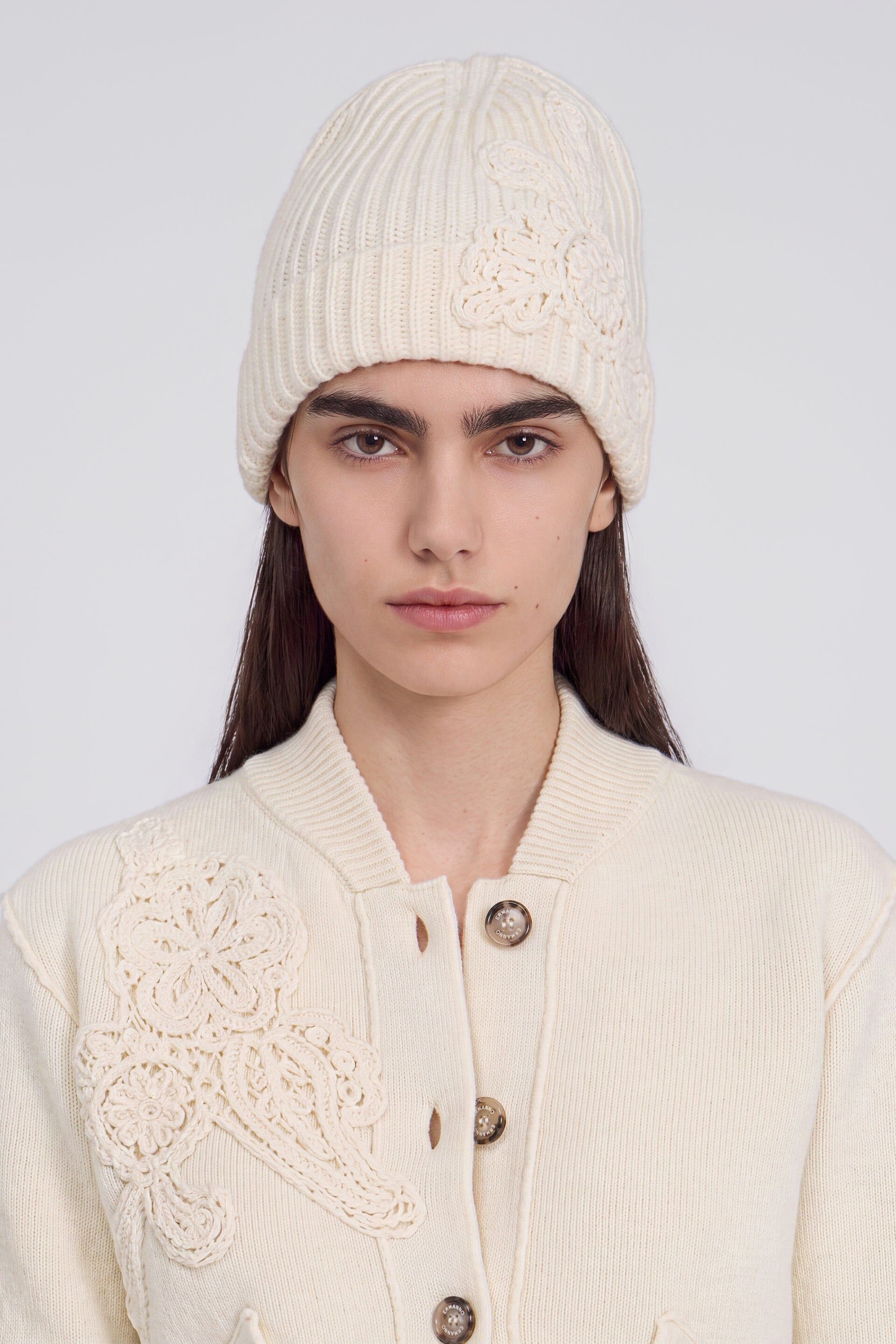 1FA1025-164 [ERMANNO] EMBROIDED 針織帽 淺米色 #D49EV006EO1MF333 (EU)