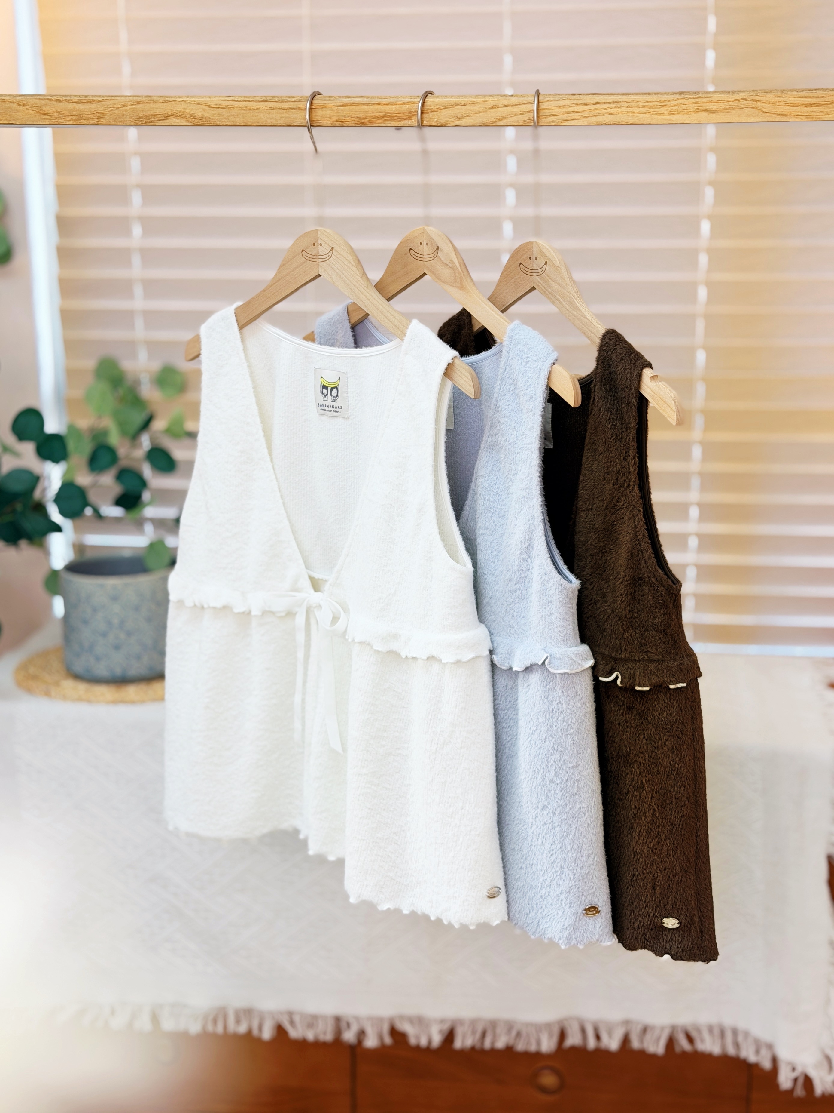 三色 / 鬆軟感毛毛綁帶V領馬甲 / Fluffy V-Neck Tie-Front Peplum Vest