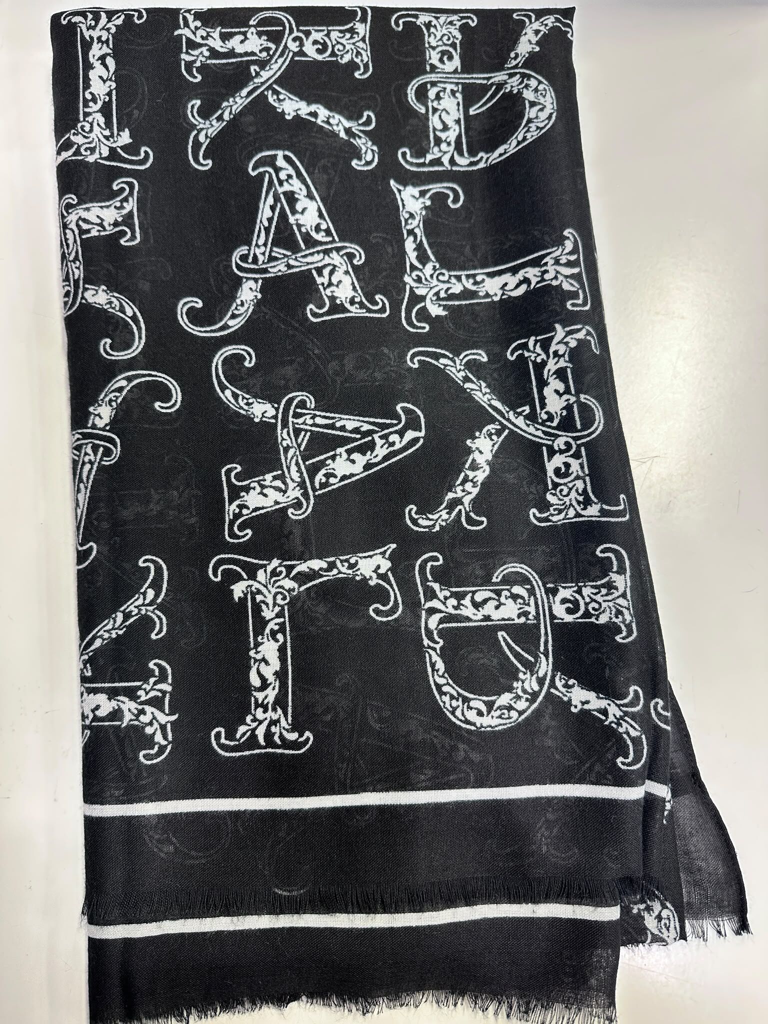 WX81 KL logo字黑色絲巾 Logo Oversize Wrap Scarf