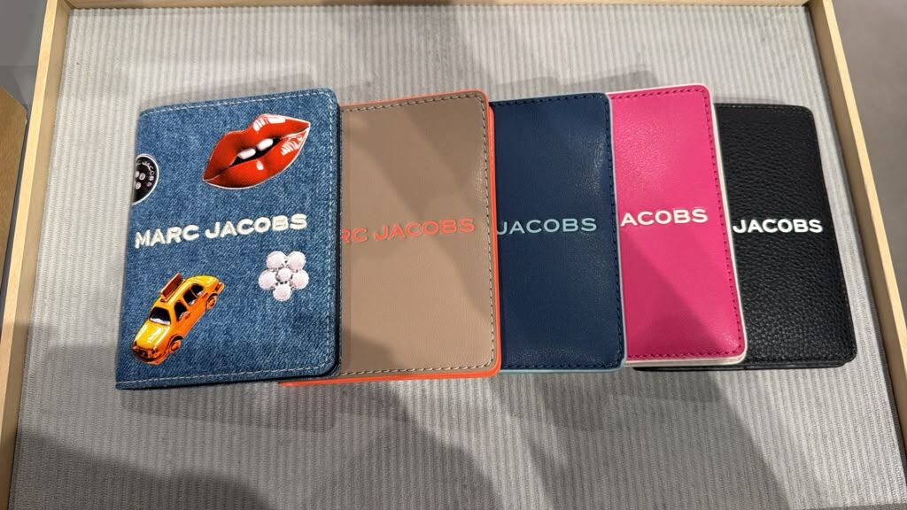 GJ067 Marc Jacobs 對開纖薄皮革護照套