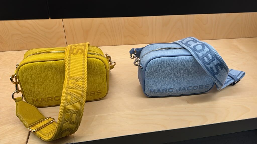 GJ071 Marc Jacobs 浮雕壓印字母織紋寬背帶皮革相機包 21x14cm