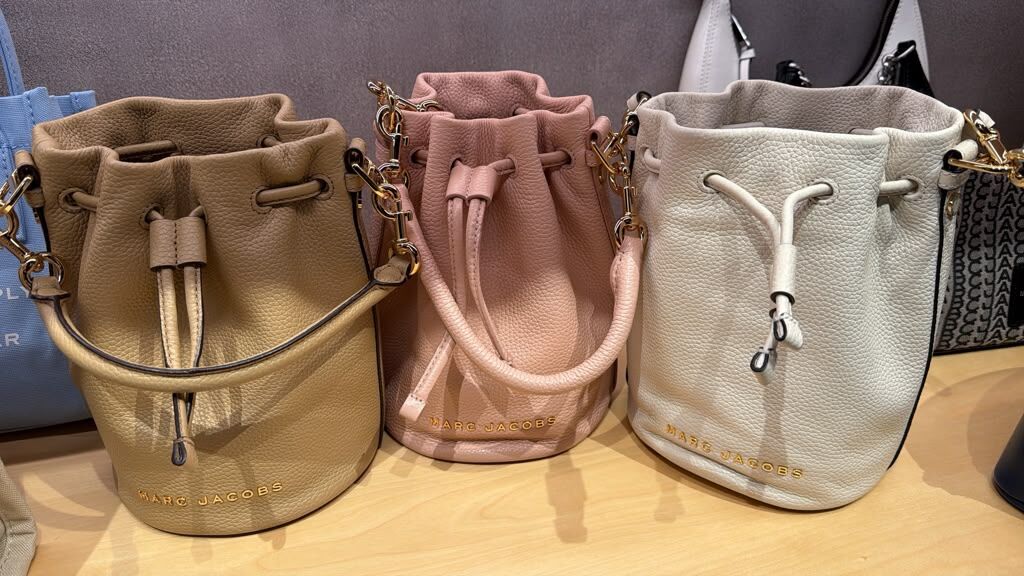 GJ075 Marc Jacobs 金屬立體浮雕字母荔枝紋牛皮兩用抽繩束口水桶包 17x21cm