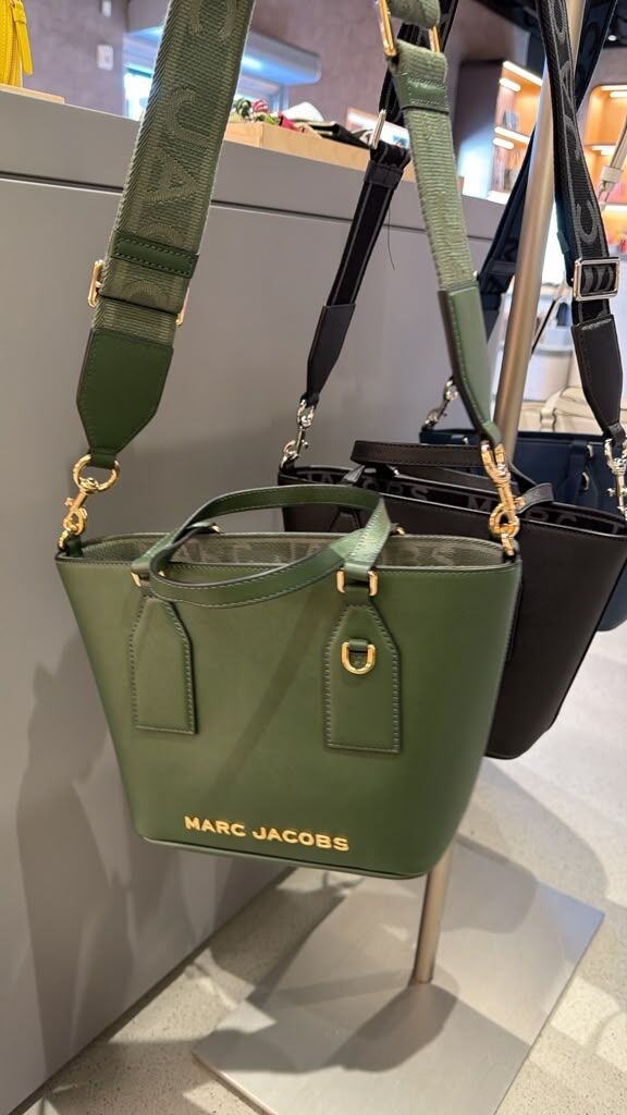 GJ080 Marc Jacobs 屬浮雕 LOGO 防刮皮革兩用織帶琴譜包 29x19cm