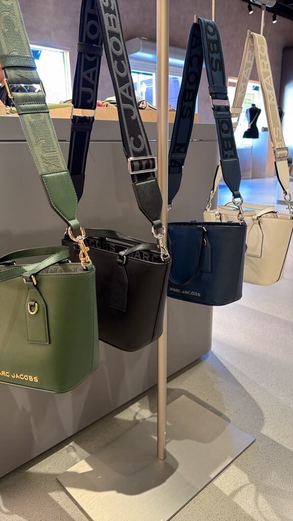 GJ080 Marc Jacobs 屬浮雕 LOGO 防刮皮革兩用織帶琴譜包 29x19cm
