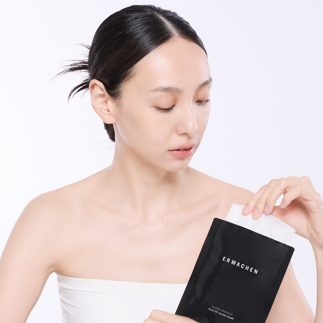 清潔後，取出面膜官方敷用示範