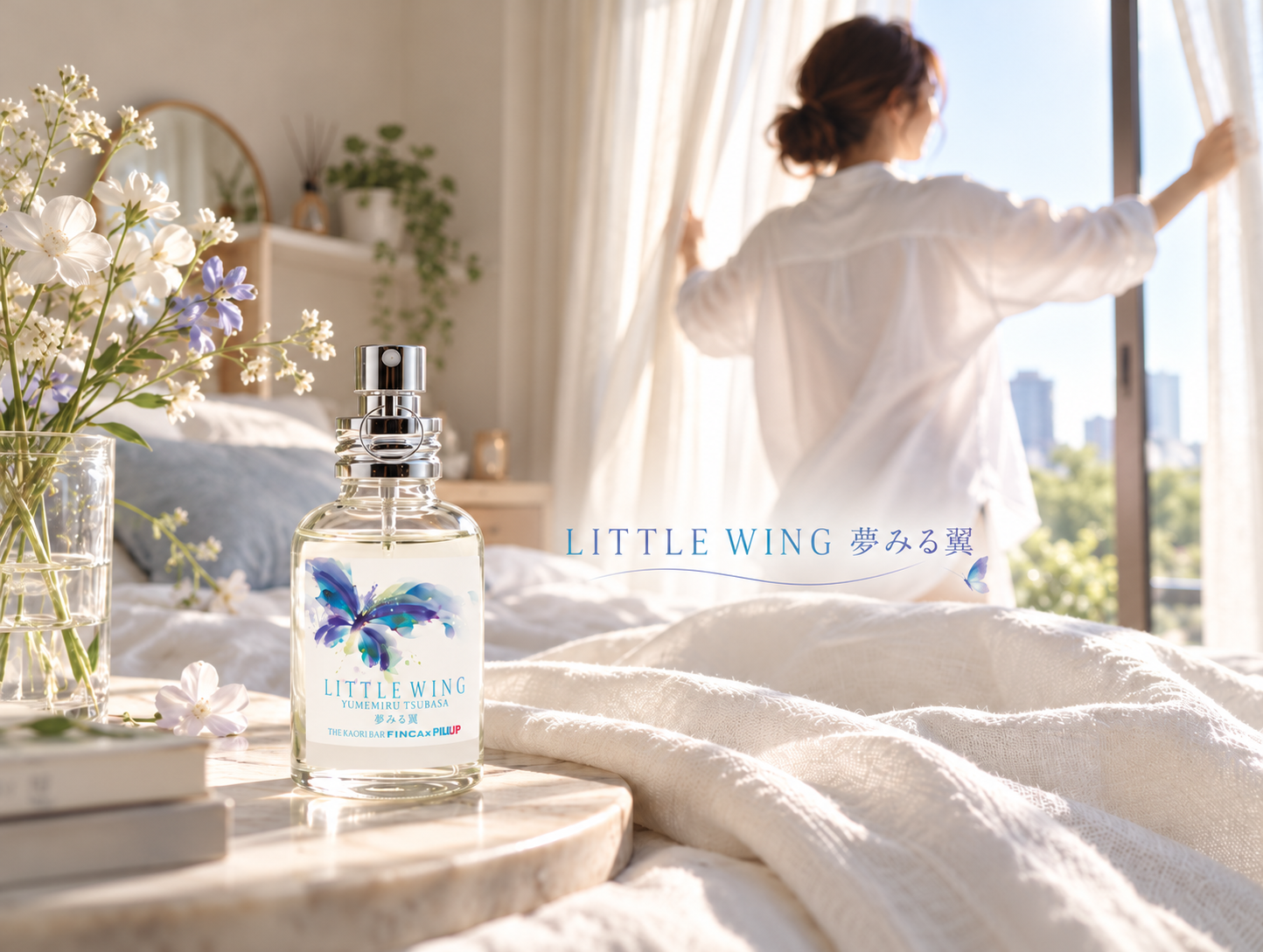 LITTLE WING 清新花香水，都會女性穿著白襯衫，晨光中拉開臥室窗簾，床邊擺放蝴蝶香水瓶，呈現潔淨柔和的日常香氣。