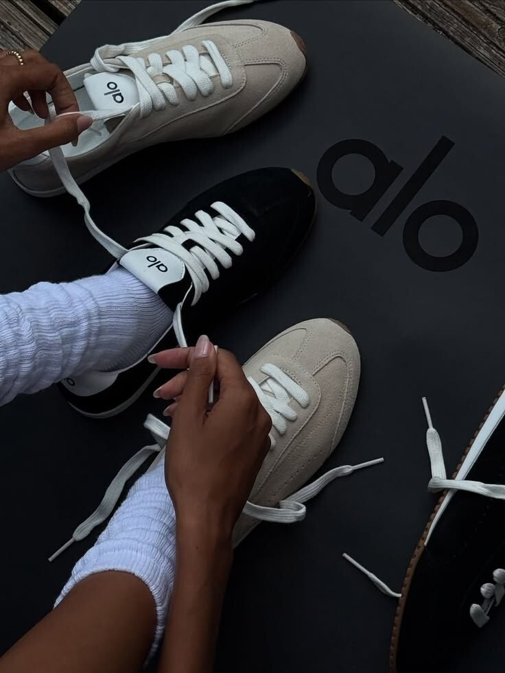 Alo Yoga Sunset Sneaker 麂皮運動鞋