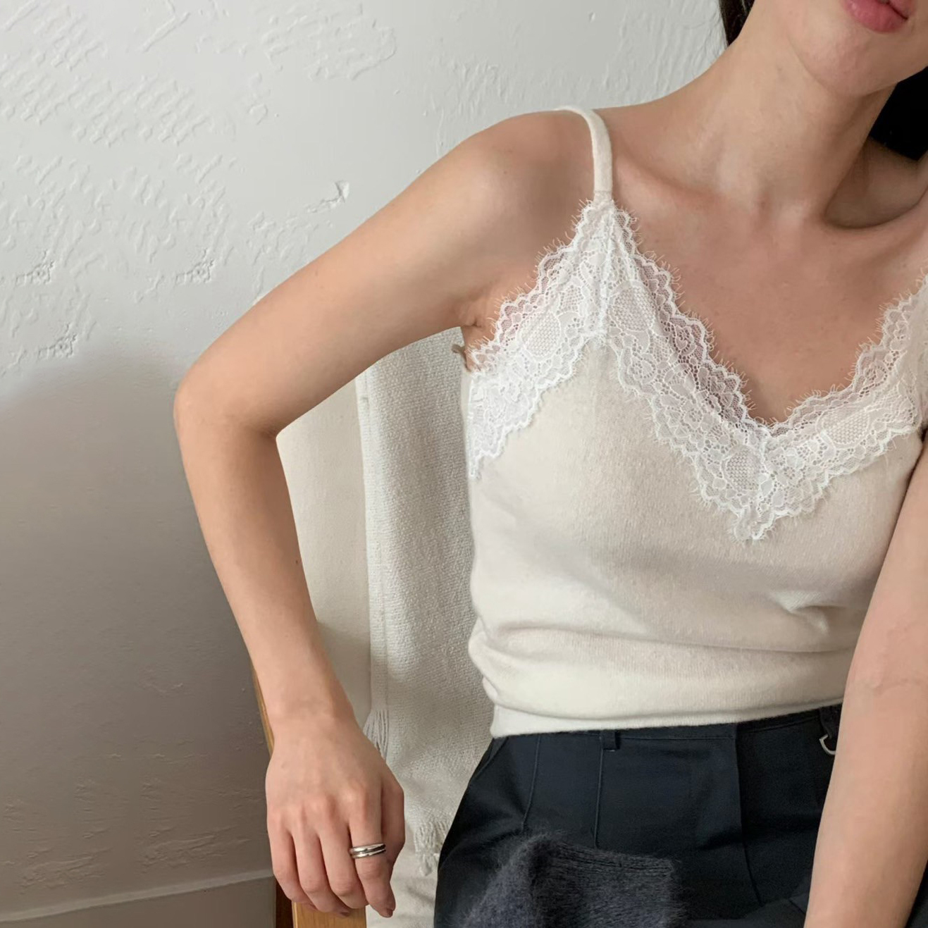 甜美氣息蕾絲滾邊細肩帶背心上衣 / 2色