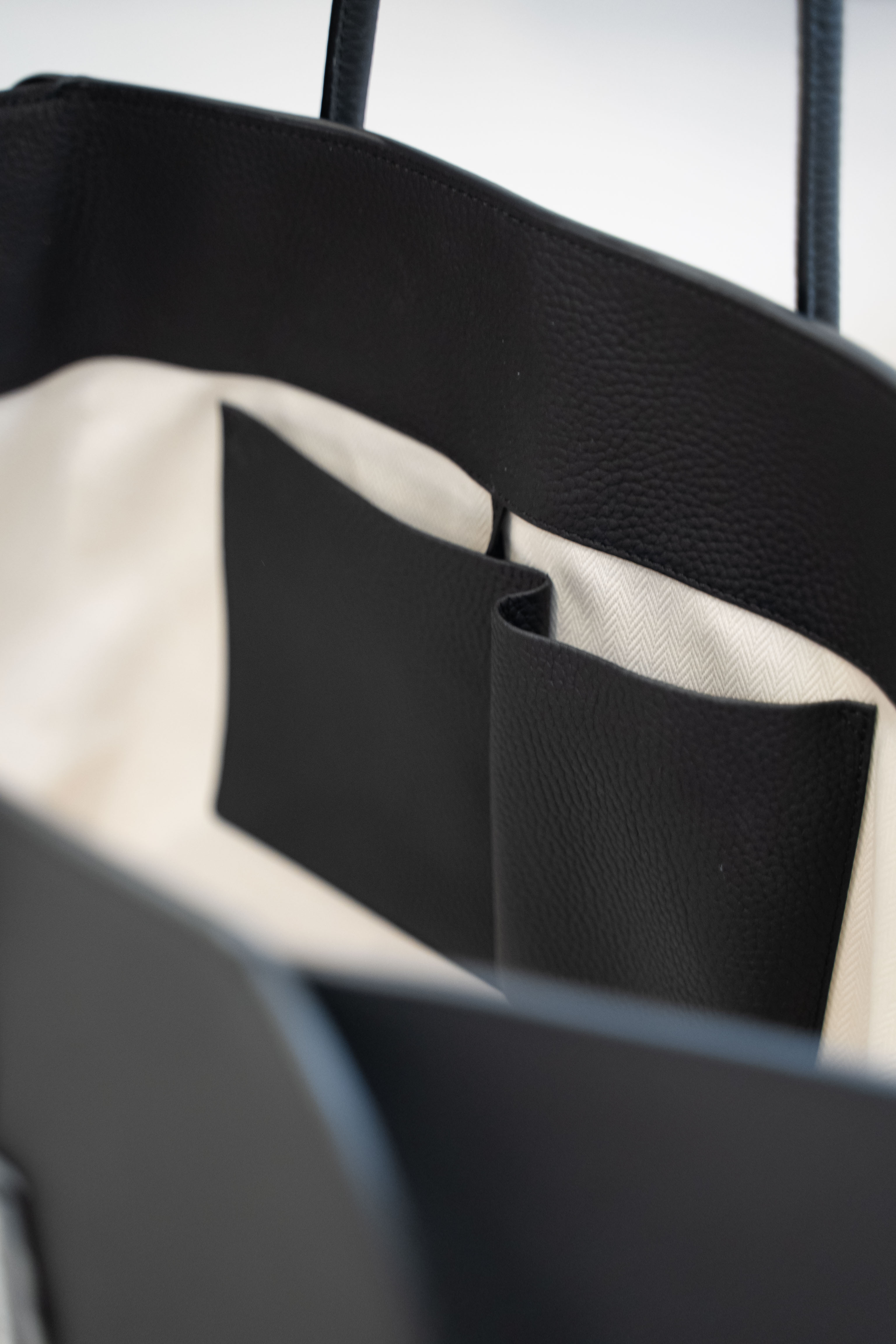 The Row Marlo 17 Tote bag Black Leather 托特袋黑色荔枝皮
