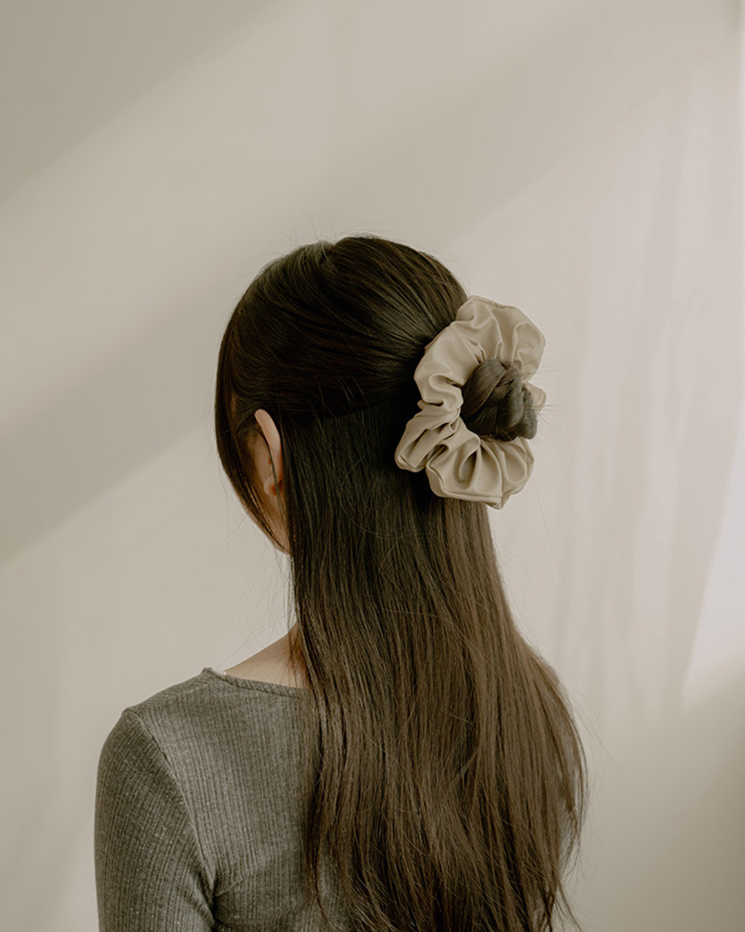 Textured leather-look scrunchie – available in two colors.【07090451】in stock+pre-order