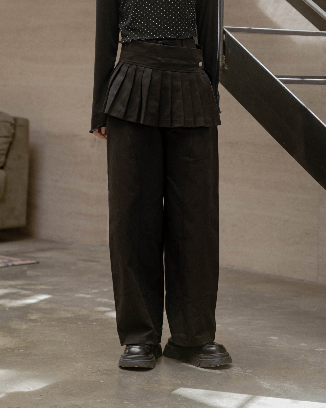 Solid-color paneled cocoon-style trousers with an attached pleated skirt overlay; available in two colors; sizes S/M.【04102097】in stock+pre-order