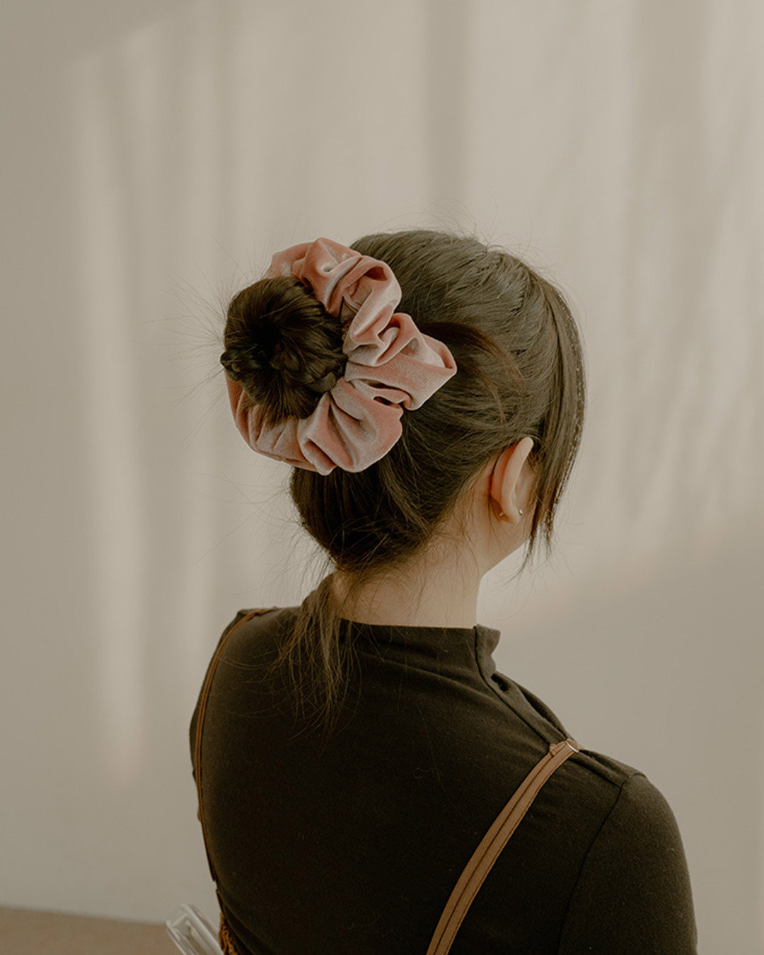 Slightly glossy suede scrunchie – available in four colors.【07090453】in stock+pre-order