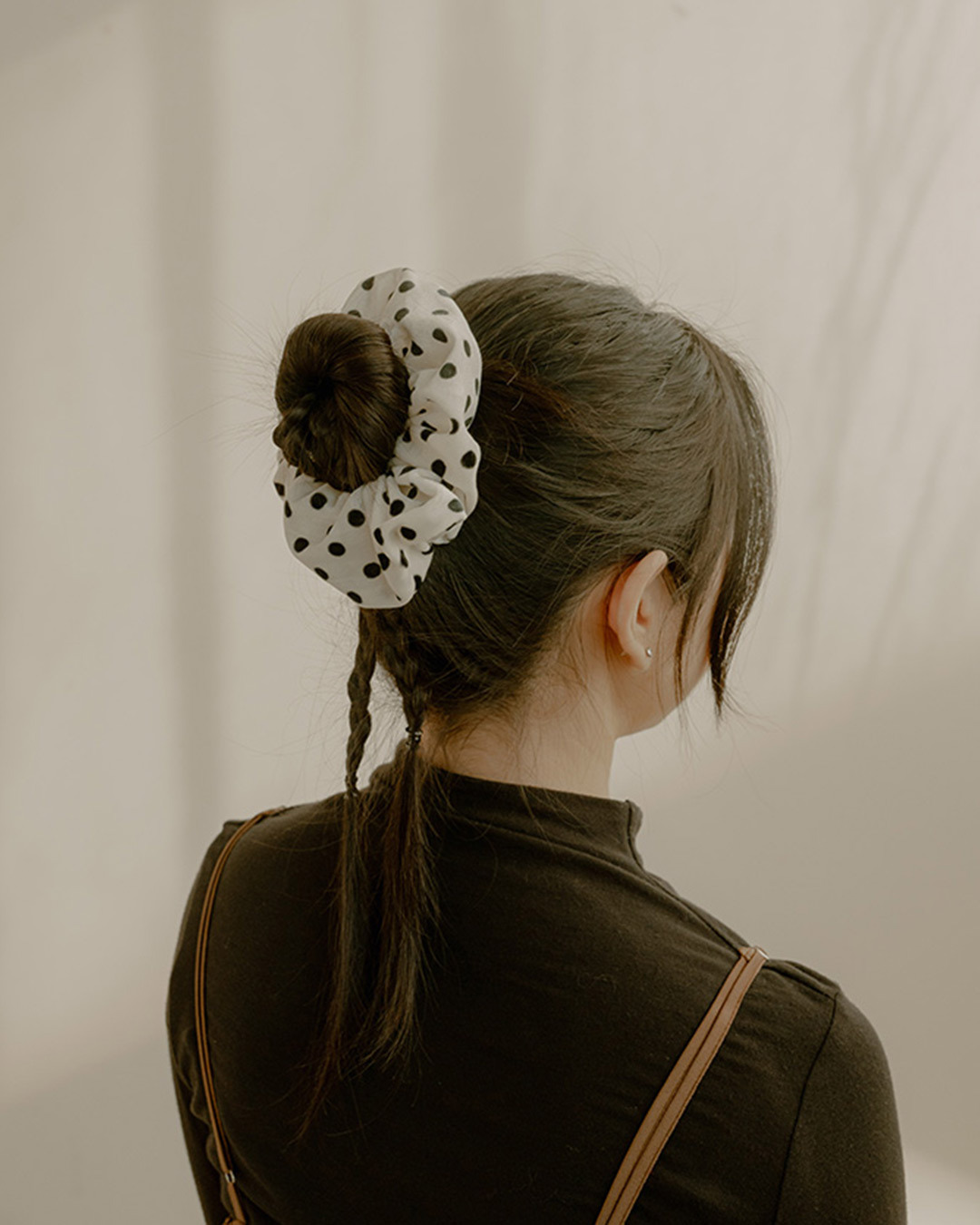 Polka-dot velvet hair scrunchie with a subtle sheen – available in three colors.【07090455】in stock+pre-order