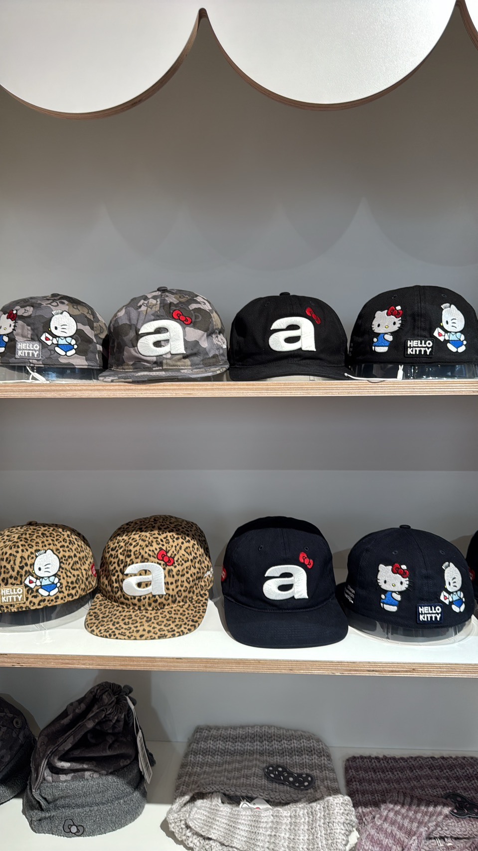 <萌幻聯動✨>韓國aeae x HELLO KITTY 🐱聯名系列 ON MY WAY TO DANIEL STAR CAP