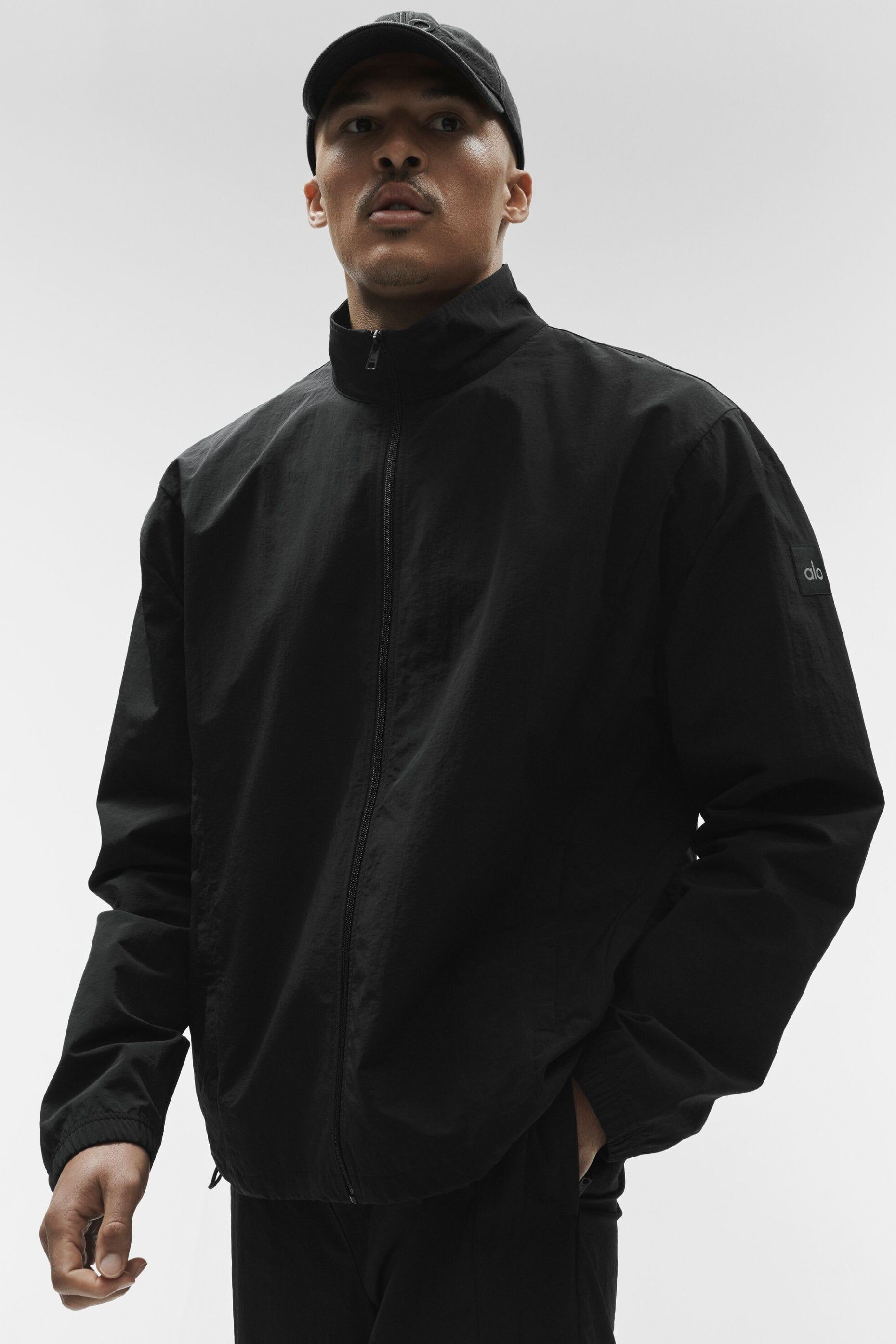 <黑五限時折扣-48HR>ALO Takeaway Track Full Zip Jacket 潮 流 穿搭 運動風 時尚 簡約 輕便 立領 外套 手臂 LOGO 男款