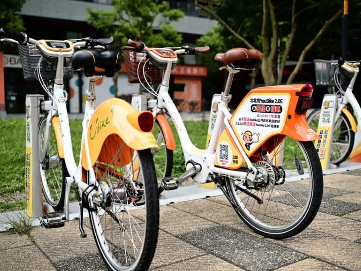 YouBike 公共自行車與 YouBike 2.0E 電輔自行車,呈現雙北城市單車通勤的交通選擇。