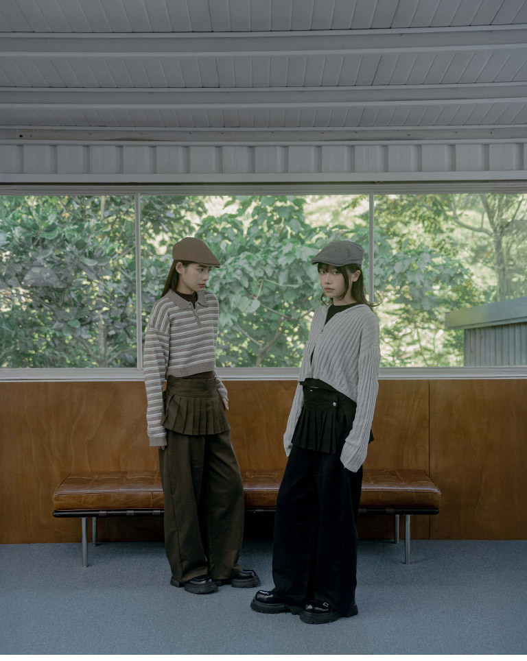 Solid-color paneled cocoon-style trousers with an attached pleated skirt overlay; available in two colors; sizes S/M.【04102097】in stock+pre-order