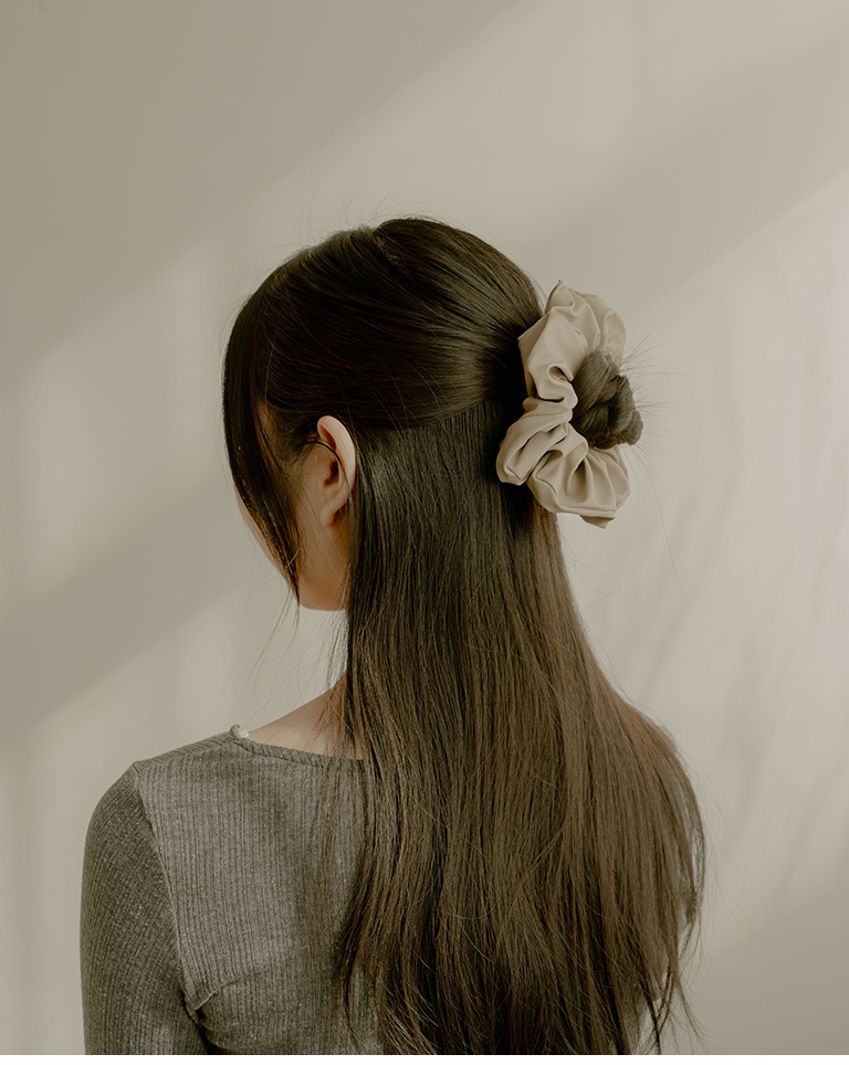 Textured leather-look scrunchie – available in two colors.【07090451】in stock+pre-order