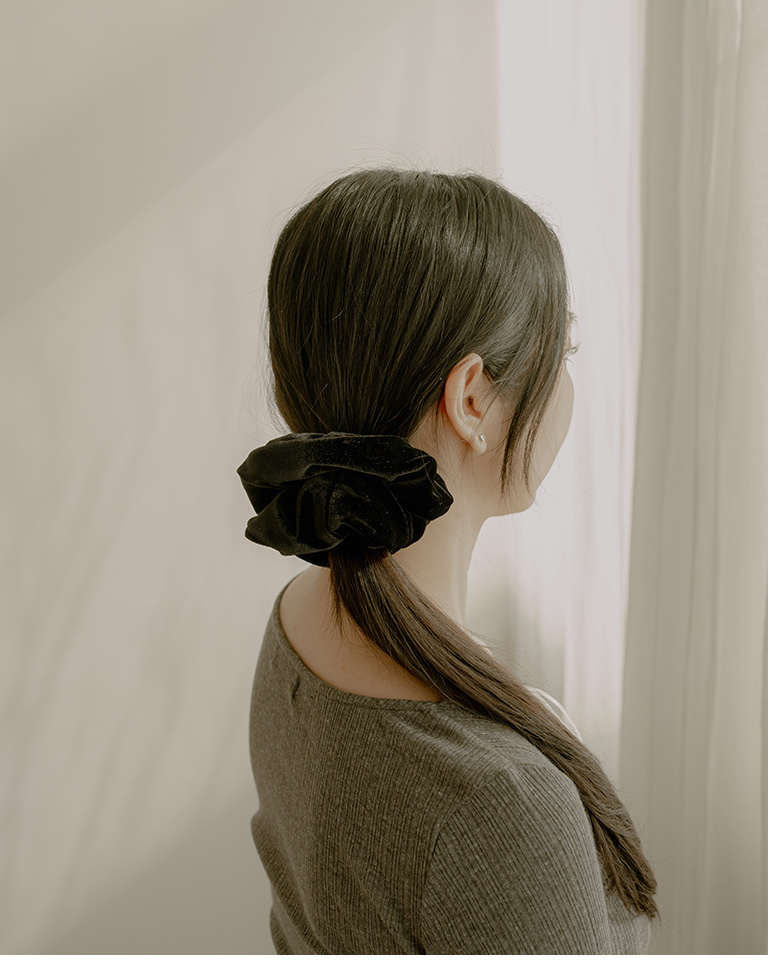 Slightly glossy suede scrunchie – available in four colors.【07090453】in stock+pre-order