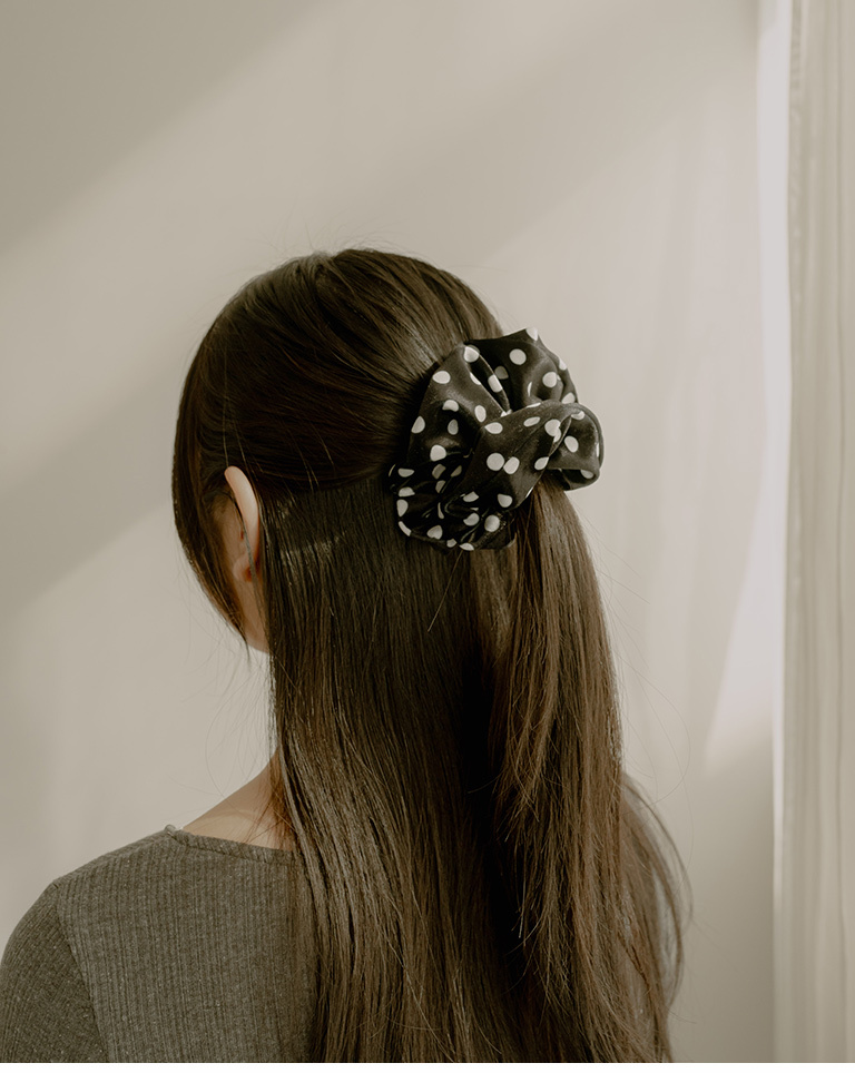 Polka-dot velvet hair scrunchie with a subtle sheen – available in three colors.【07090455】in stock+pre-order