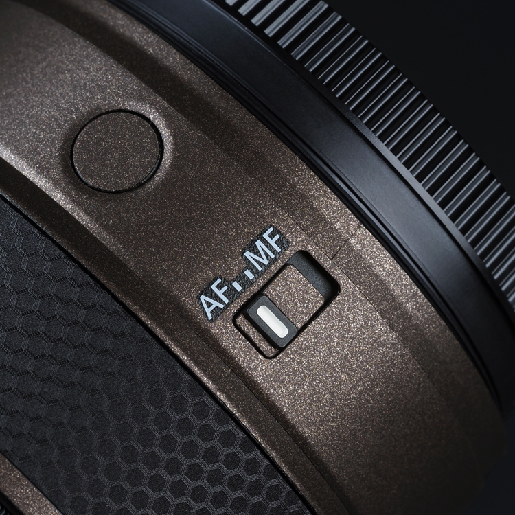 Panasonic LUMIX S 40mm F2 貼膜細節展示，LIFE+GUARD 設計風格
